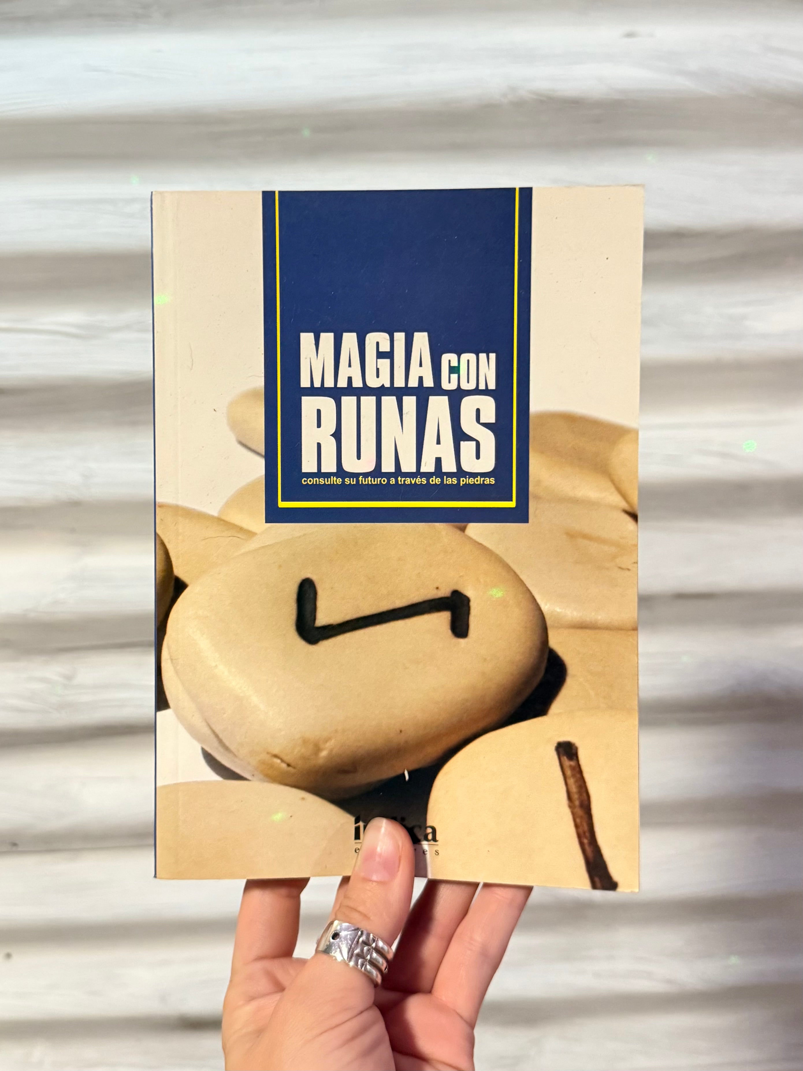 Magia con Runas: Consulte su Futuro a Través de las Piedras ( En Español )