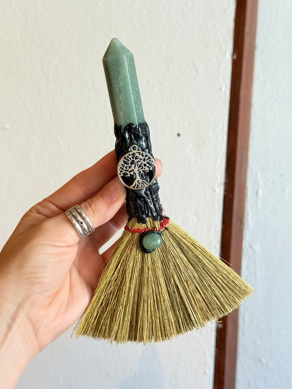 Escoba de Bruja con Aventurina Verde y Árbol de la Vida / Green Aventurine Witch Broom with Tree of Life