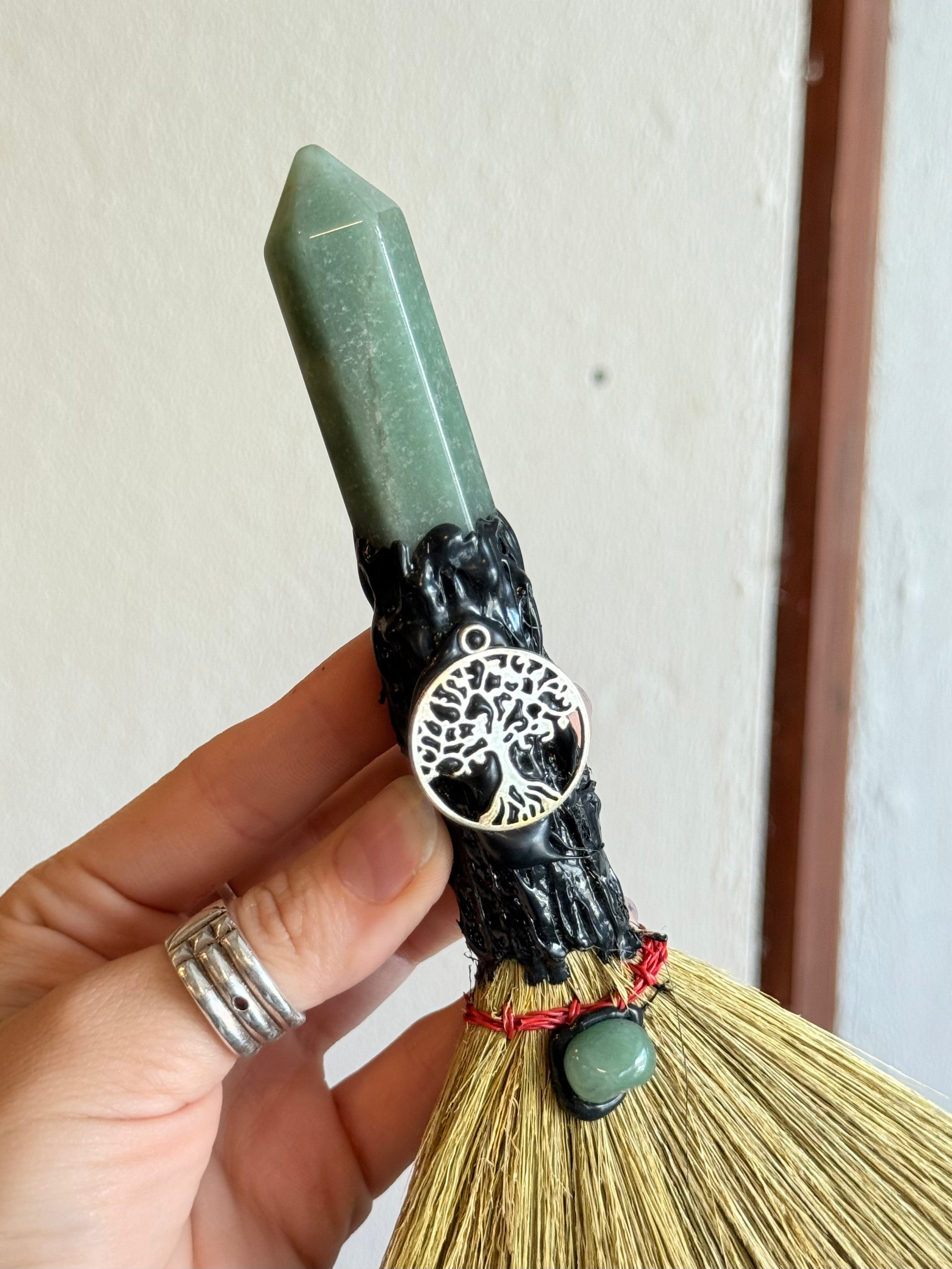 Escoba de Bruja con Aventurina Verde y Árbol de la Vida / Green Aventurine Witch Broom with Tree of Life