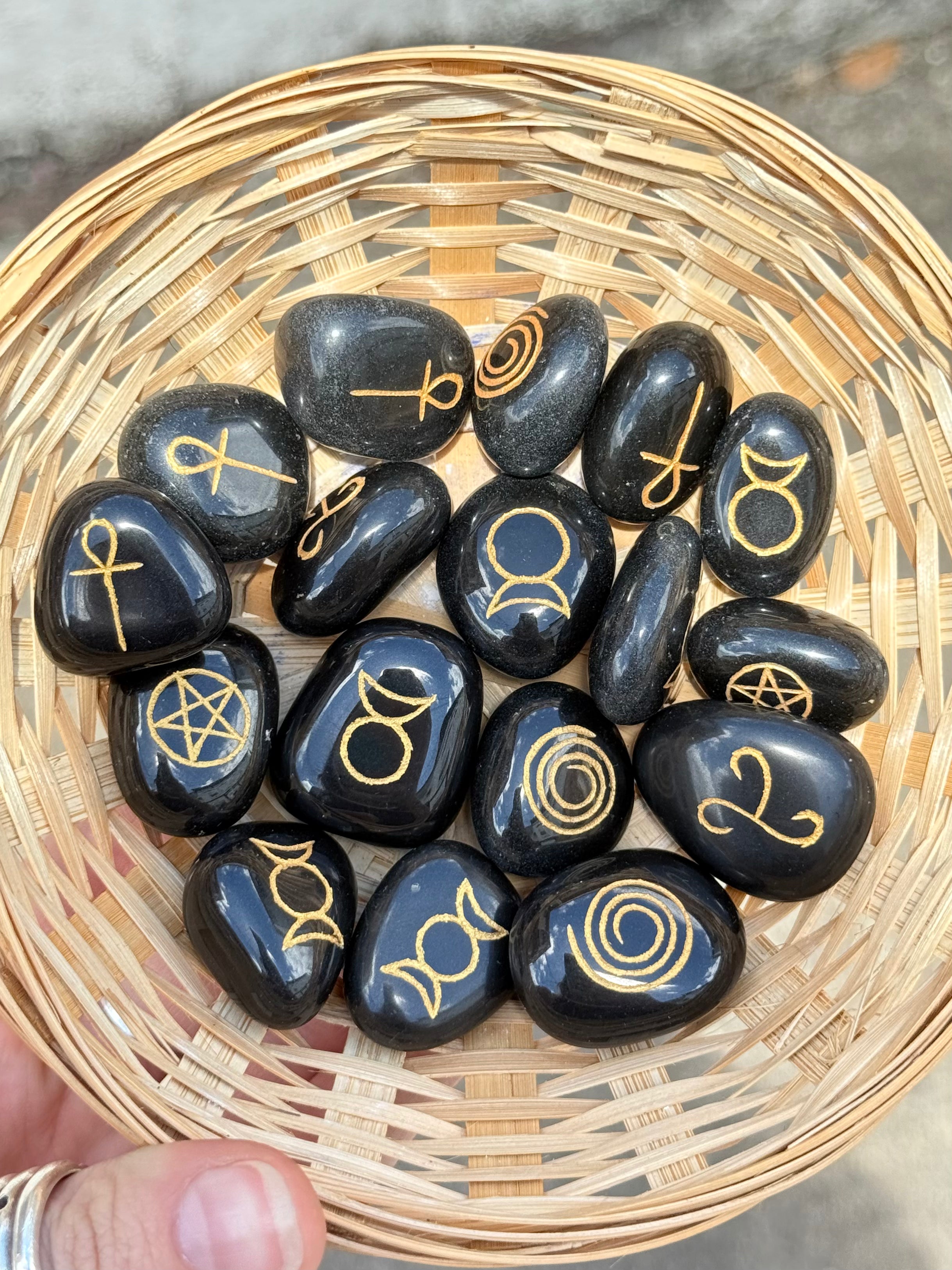 Ágata Negra Tallada con Símbolos Sagrados / Engraved Black Agate Sacred Symbols