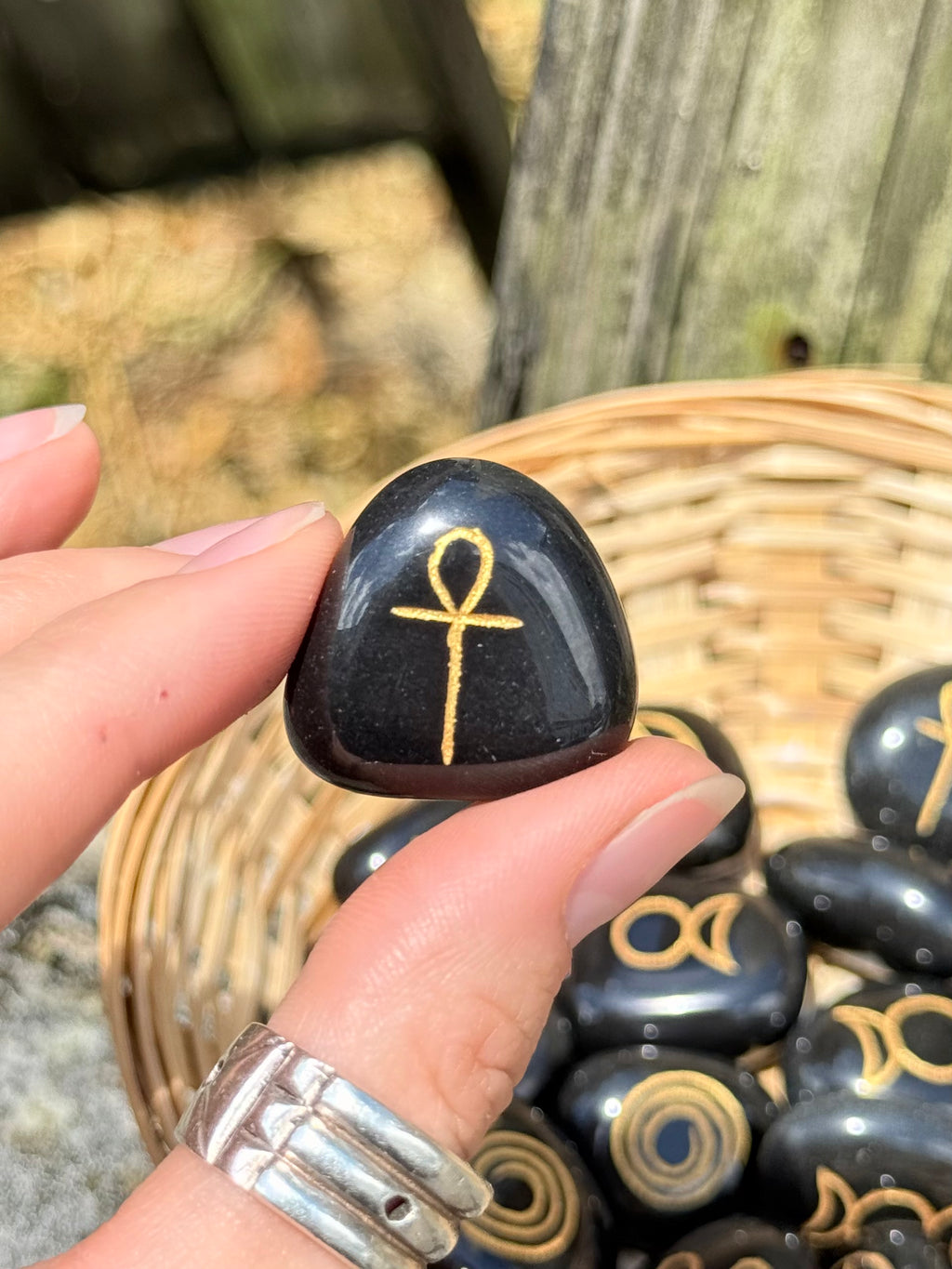 Ágata Negra Tallada con Símbolos Sagrados / Engraved Black Agate Sacred Symbols