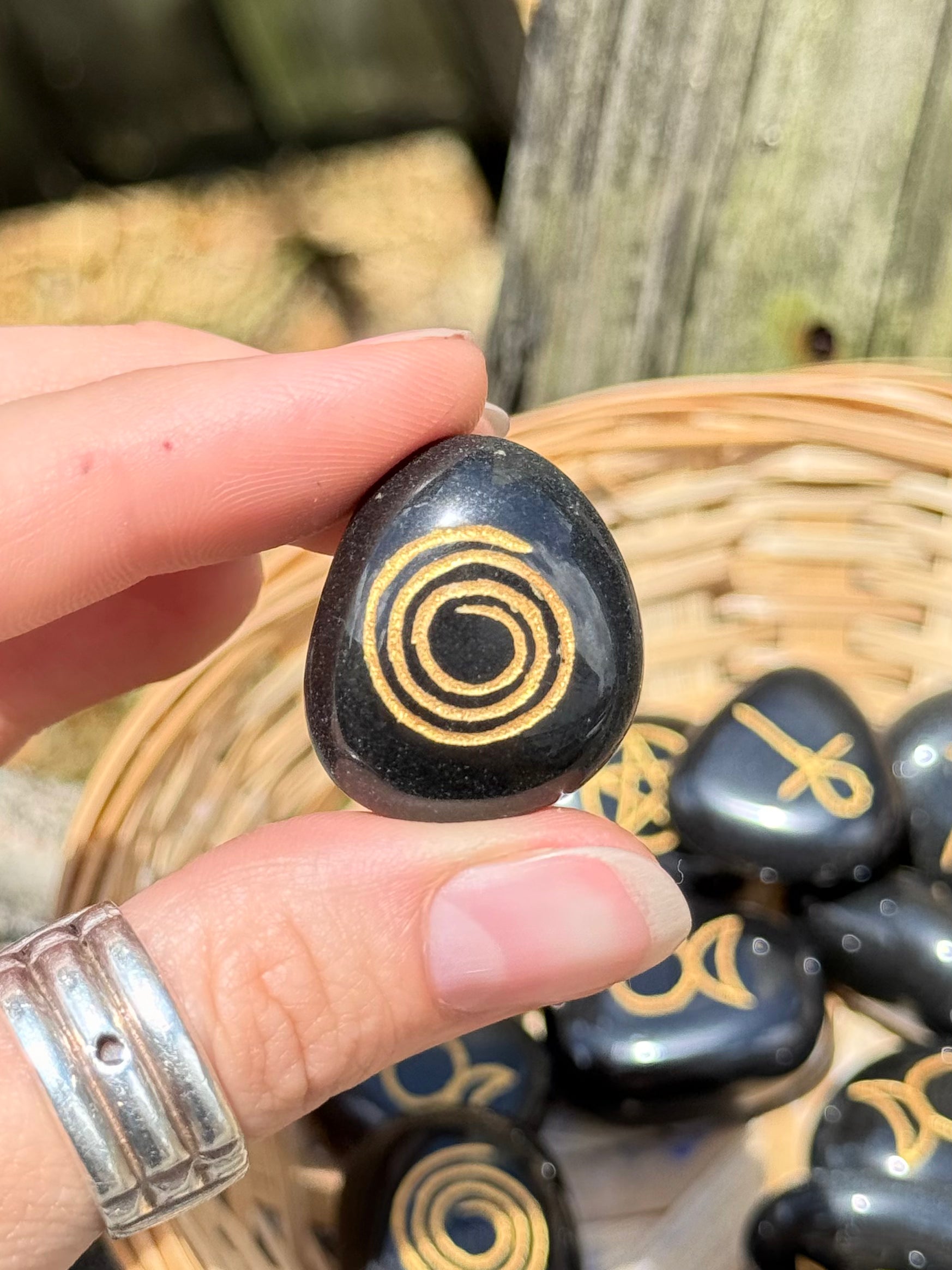 Ágata Negra Tallada con Símbolos Sagrados / Engraved Black Agate Sacred Symbols