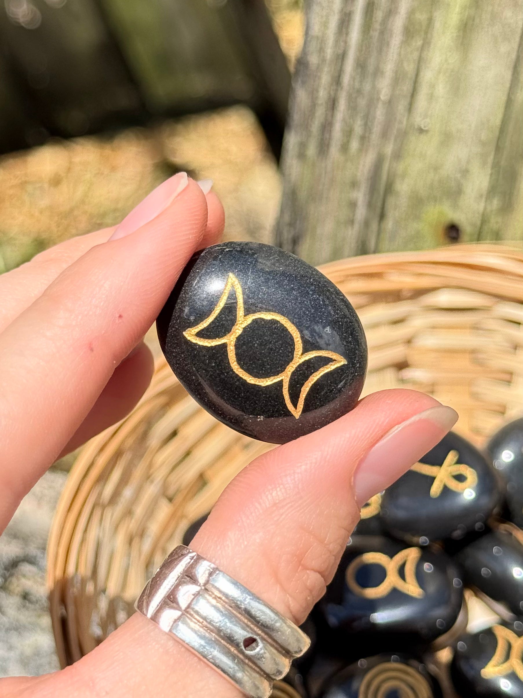 Ágata Negra Tallada con Símbolos Sagrados / Engraved Black Agate Sacred Symbols