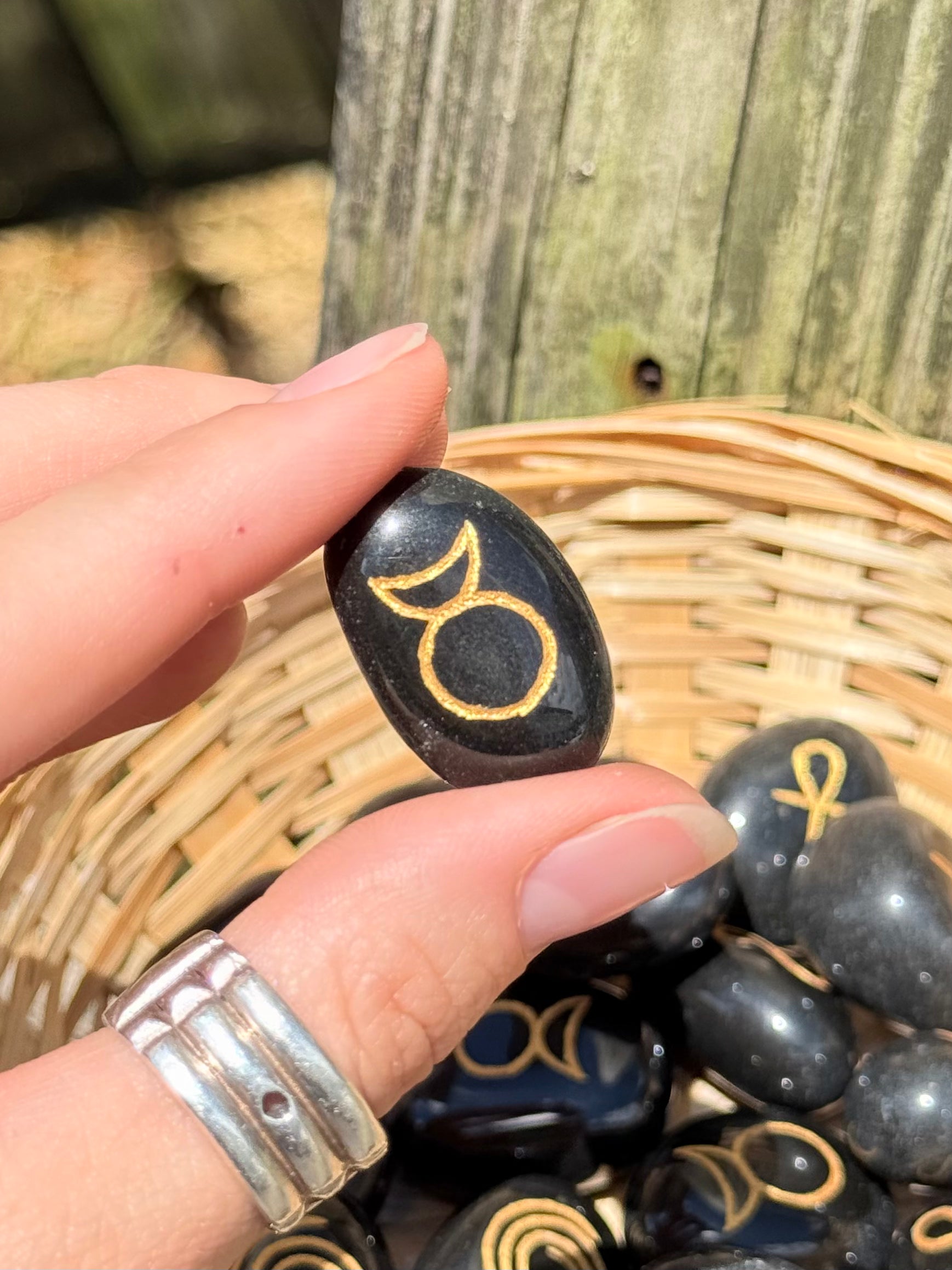 Ágata Negra Tallada con Símbolos Sagrados / Engraved Black Agate Sacred Symbols