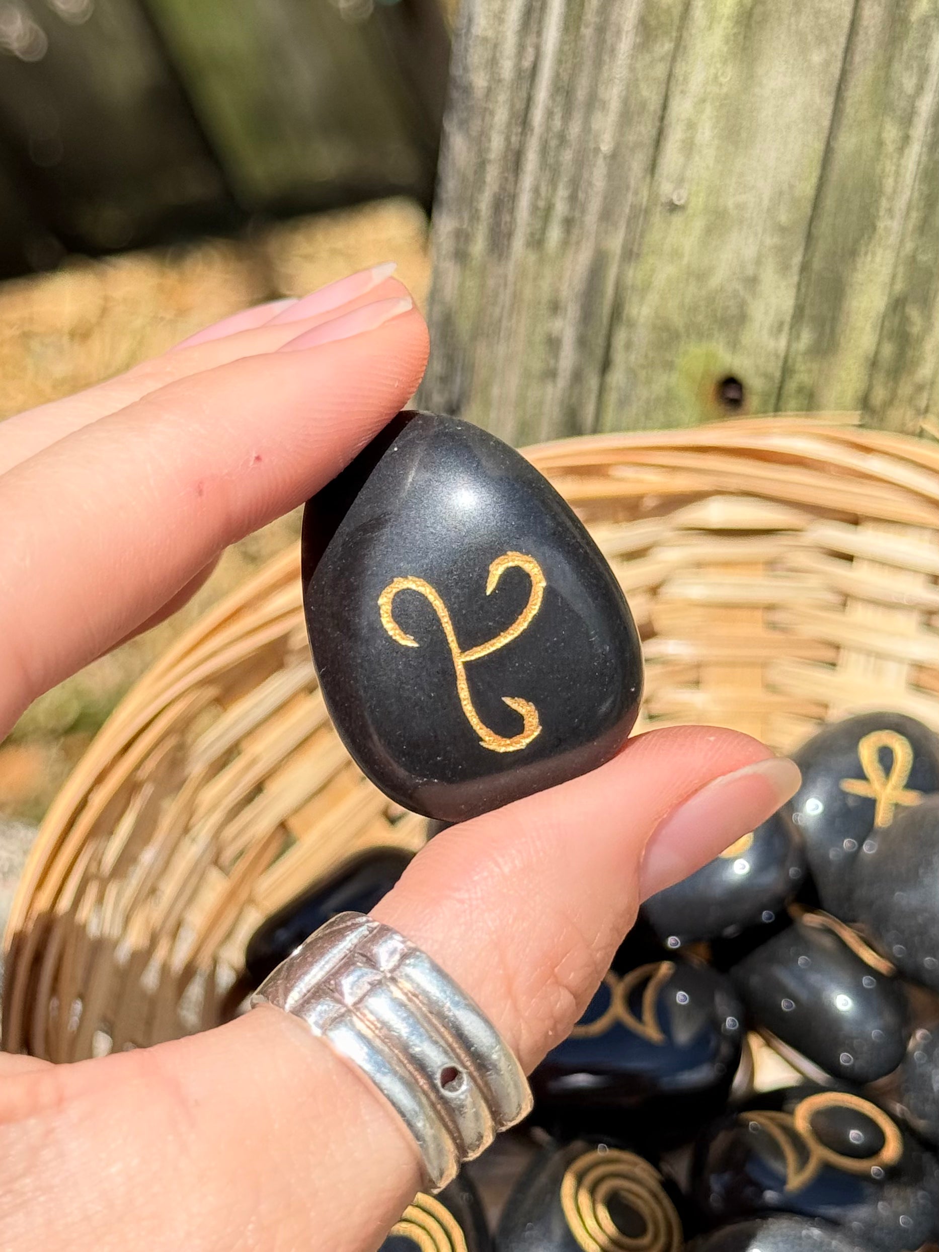 Ágata Negra Tallada con Símbolos Sagrados / Engraved Black Agate Sacred Symbols