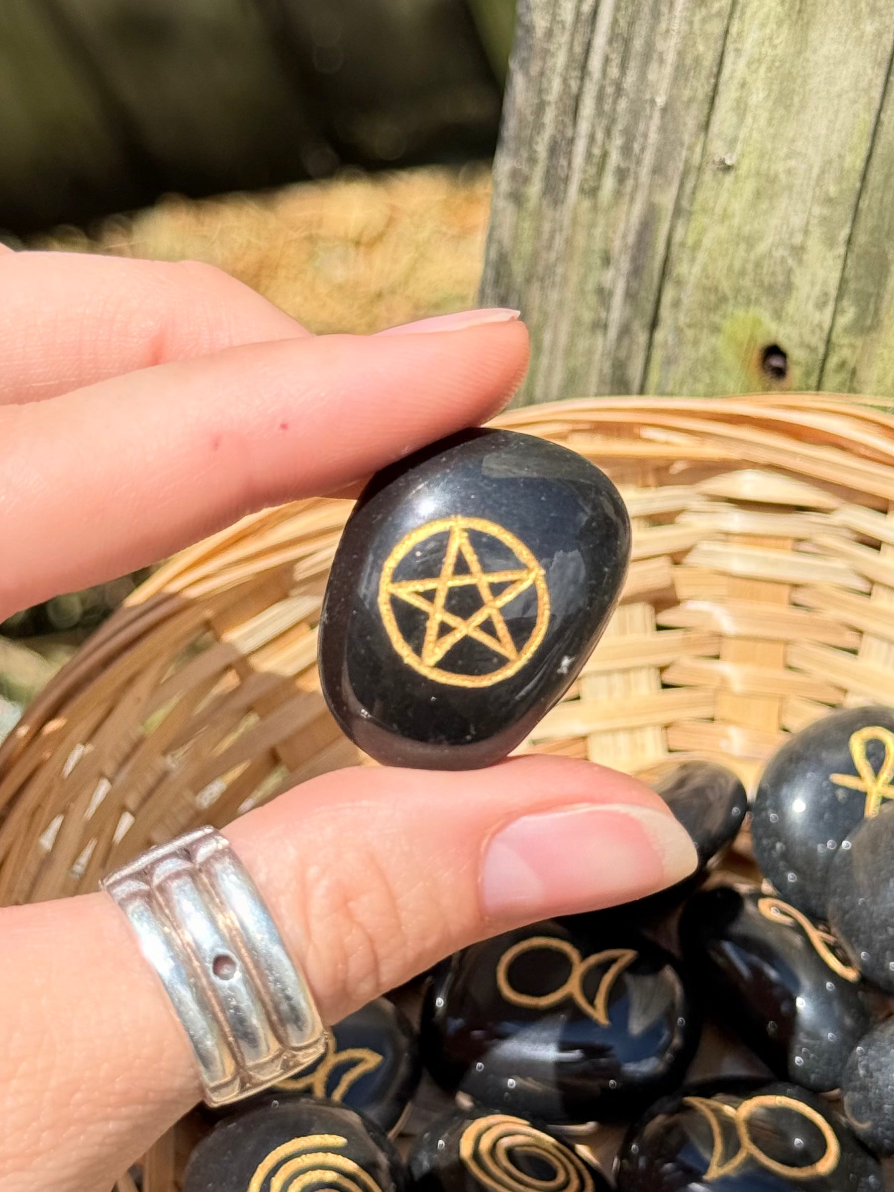 Ágata Negra Tallada con Símbolos Sagrados / Engraved Black Agate Sacred Symbols