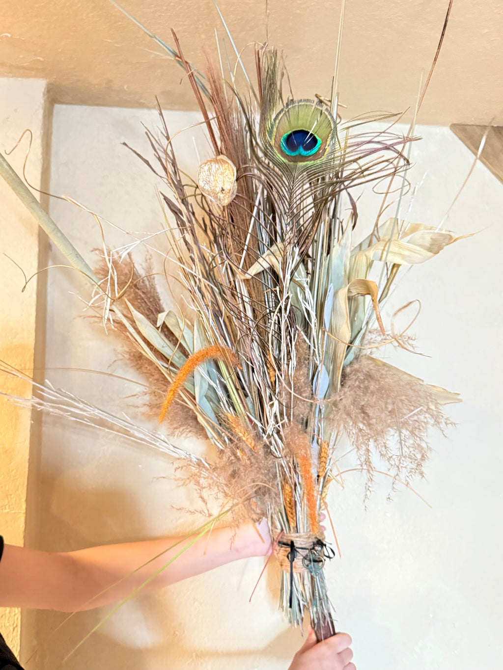 Escoba Ritual Artesanal consagrada de Guayabo con Pluma de Pavo Real