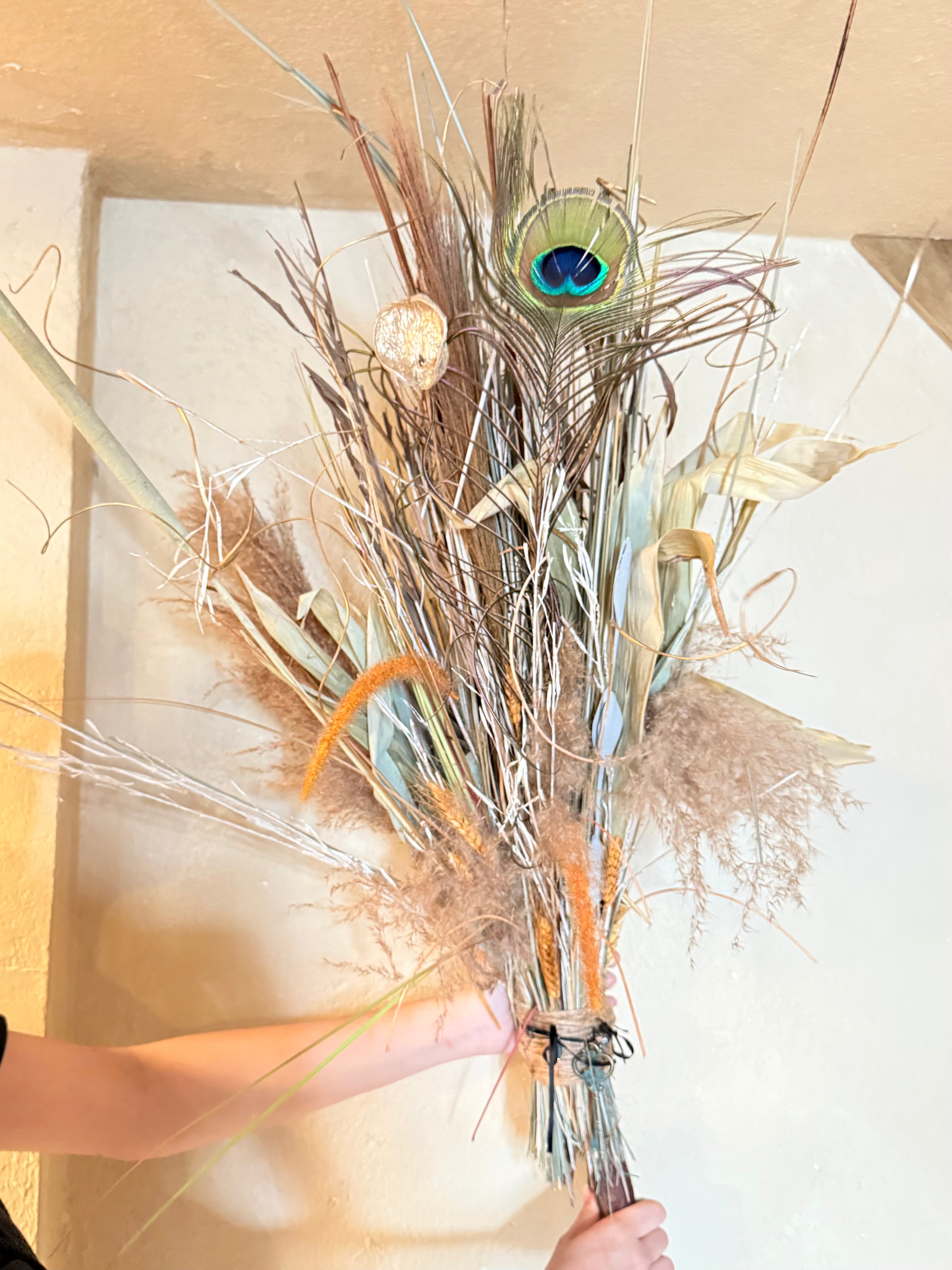 Escoba Ritual Artesanal consagrada de Guayabo con Pluma de Pavo Real