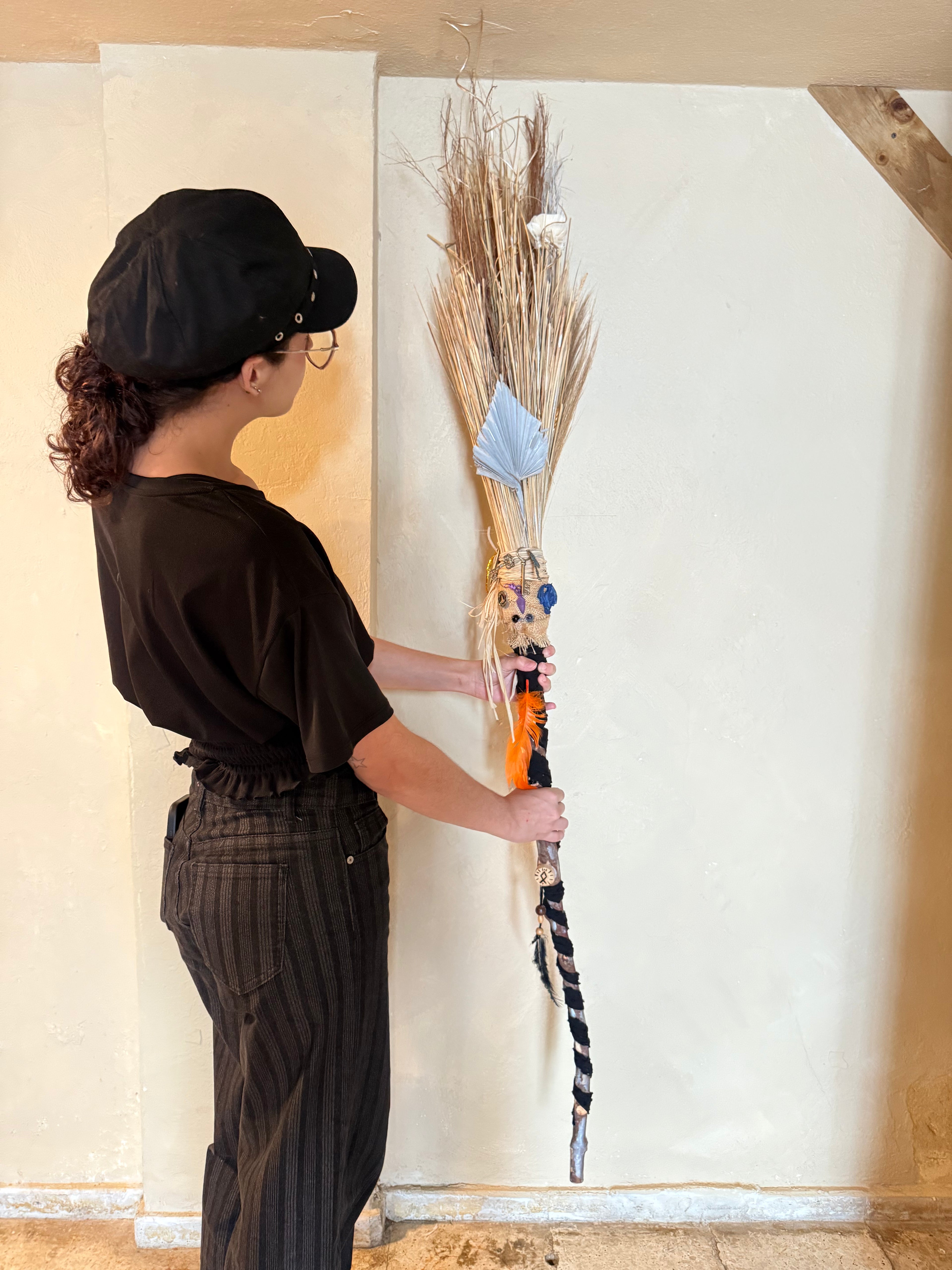 Escoba Ritual Artesanal de la Bruja de los secretos Handcrafted Witch’s Secret Keeper Ritual Broom (consagrada)