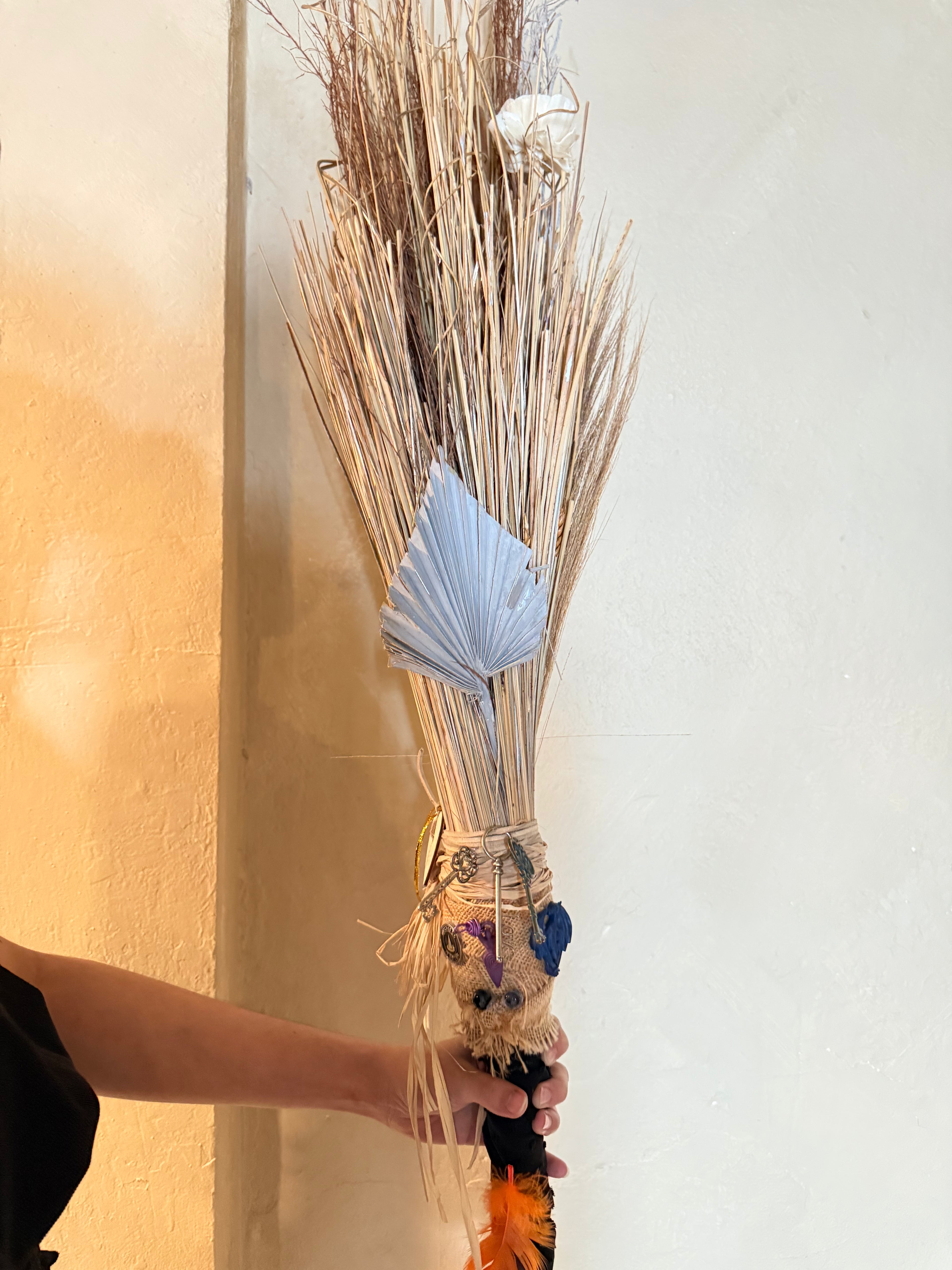 Escoba Ritual Artesanal de la Bruja de los secretos Handcrafted Witch’s Secret Keeper Ritual Broom (consagrada)