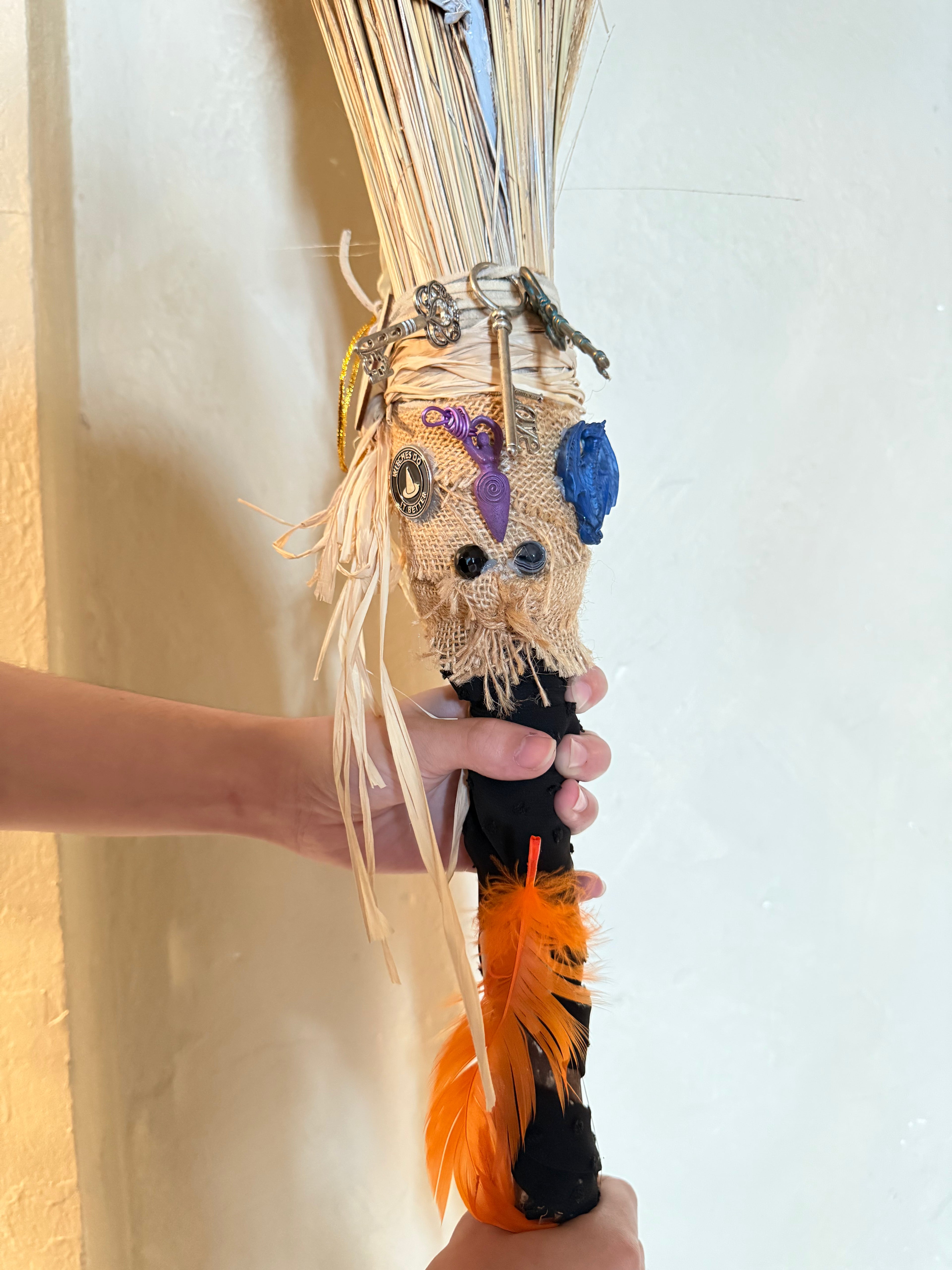 Escoba Ritual Artesanal de la Bruja de los secretos Handcrafted Witch’s Secret Keeper Ritual Broom (consagrada)