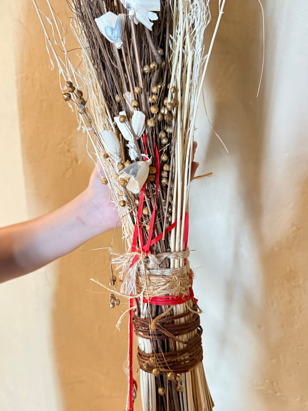 Escoba Ritual Consagrada de Guayabo – Guardiana de los Nuevos Comienzos  Consecrated Guava Wood Ritual Broom – Guardian of New Beginnings