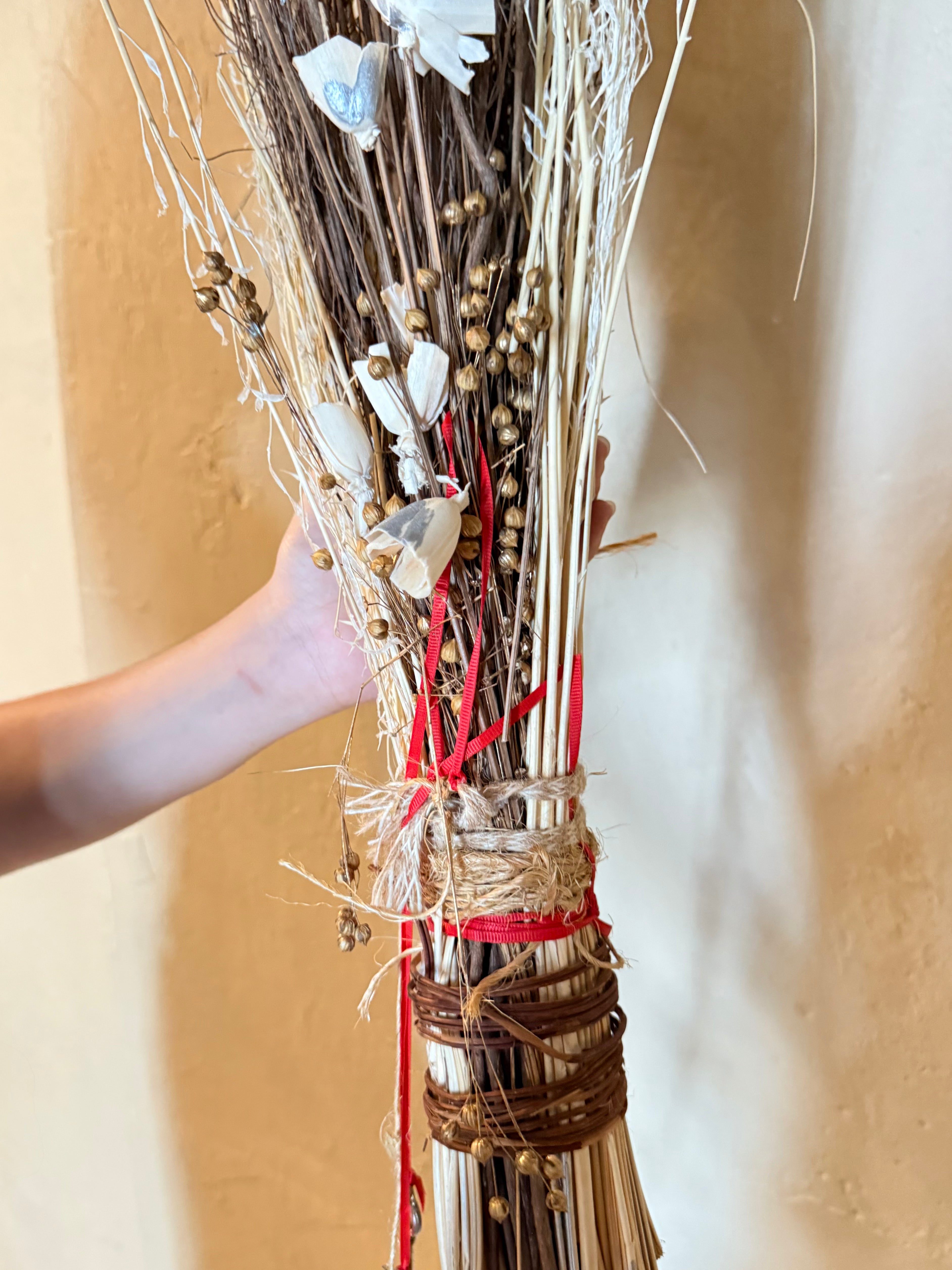 Escoba Ritual Consagrada de Guayabo – Guardiana de los Nuevos Comienzos  Consecrated Guava Wood Ritual Broom – Guardian of New Beginnings