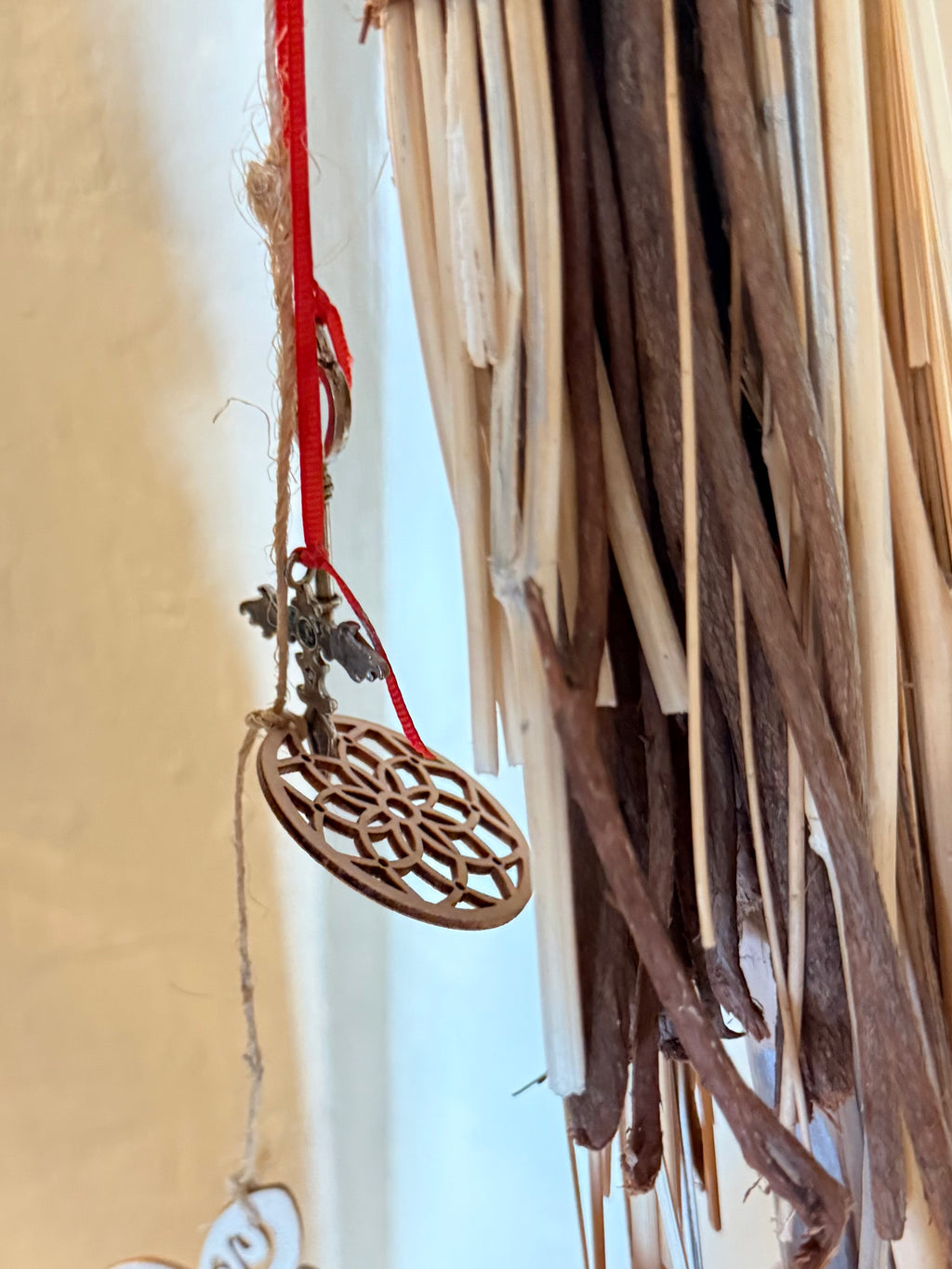 Escoba Ritual Consagrada de Guayabo – Guardiana de los Nuevos Comienzos  Consecrated Guava Wood Ritual Broom – Guardian of New Beginnings