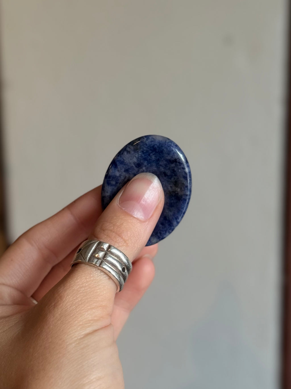 Worry Stone de Sodalita Ovalada / Oval Sodalite Worry Stone