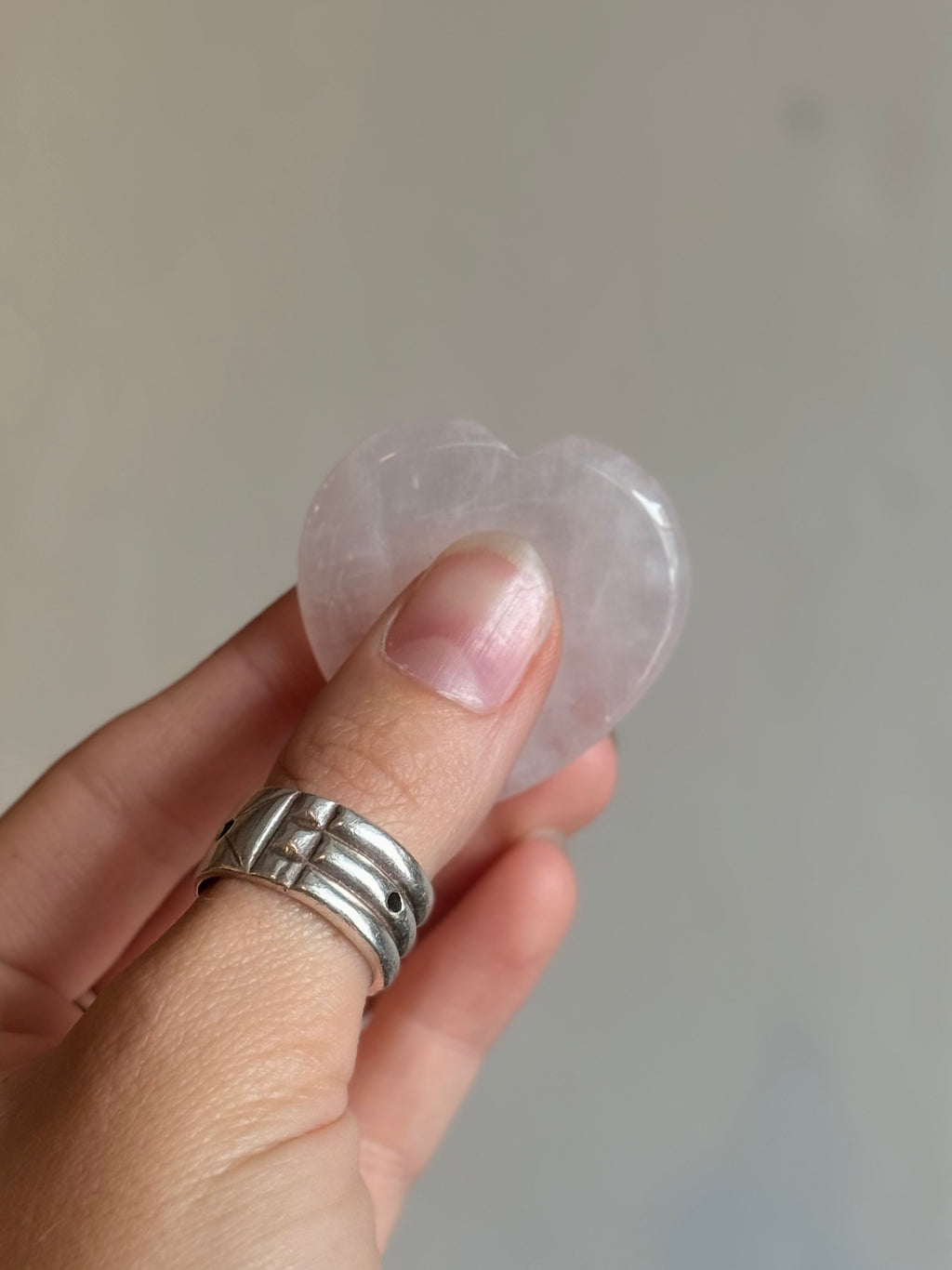 Worry Stone de Cuarzo Rosado Corazón / Rose Quartz Heart Worry Stone