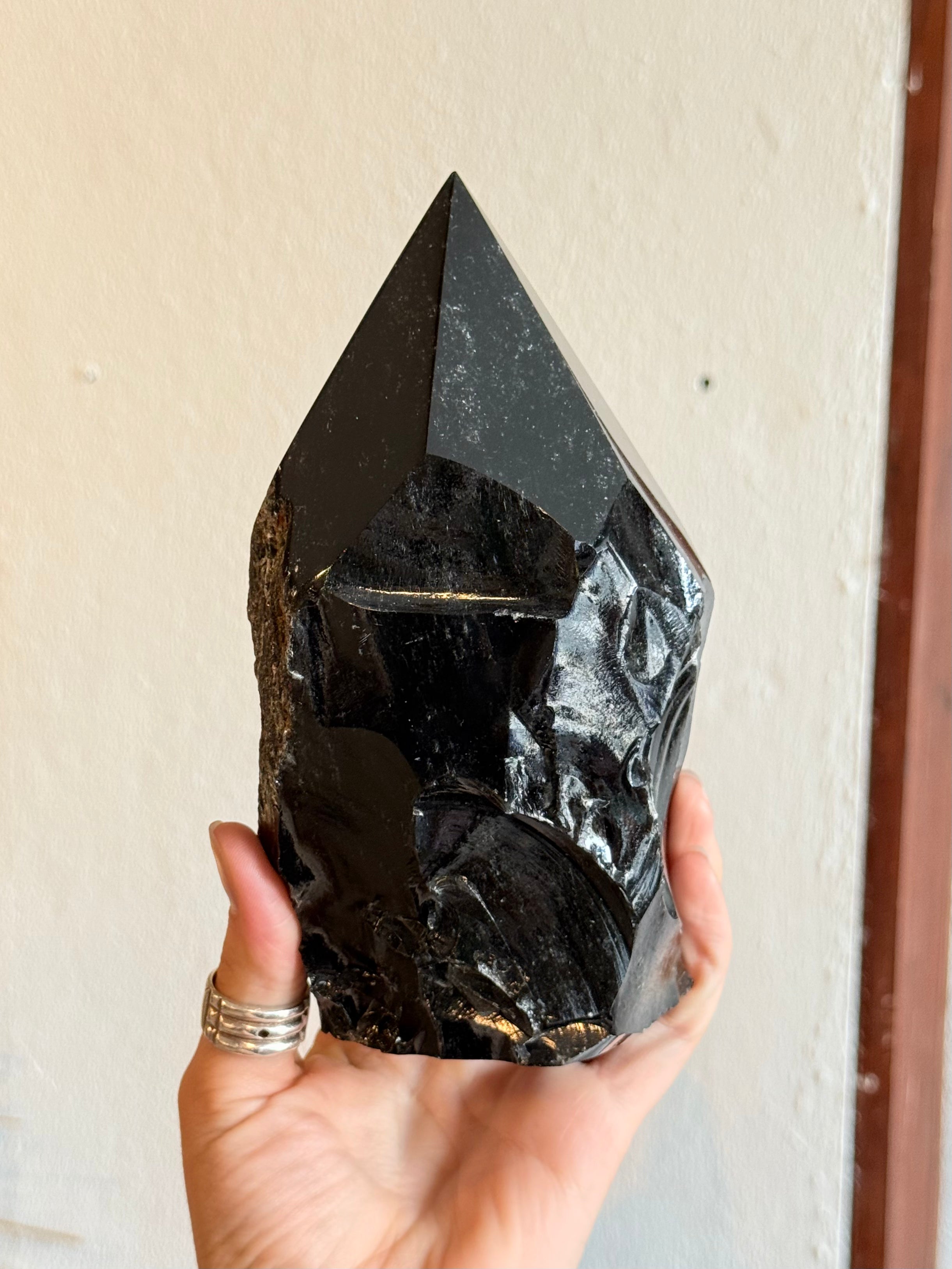 Punta de Obsidiana Negra Tallada / Carved Black Obsidian Point