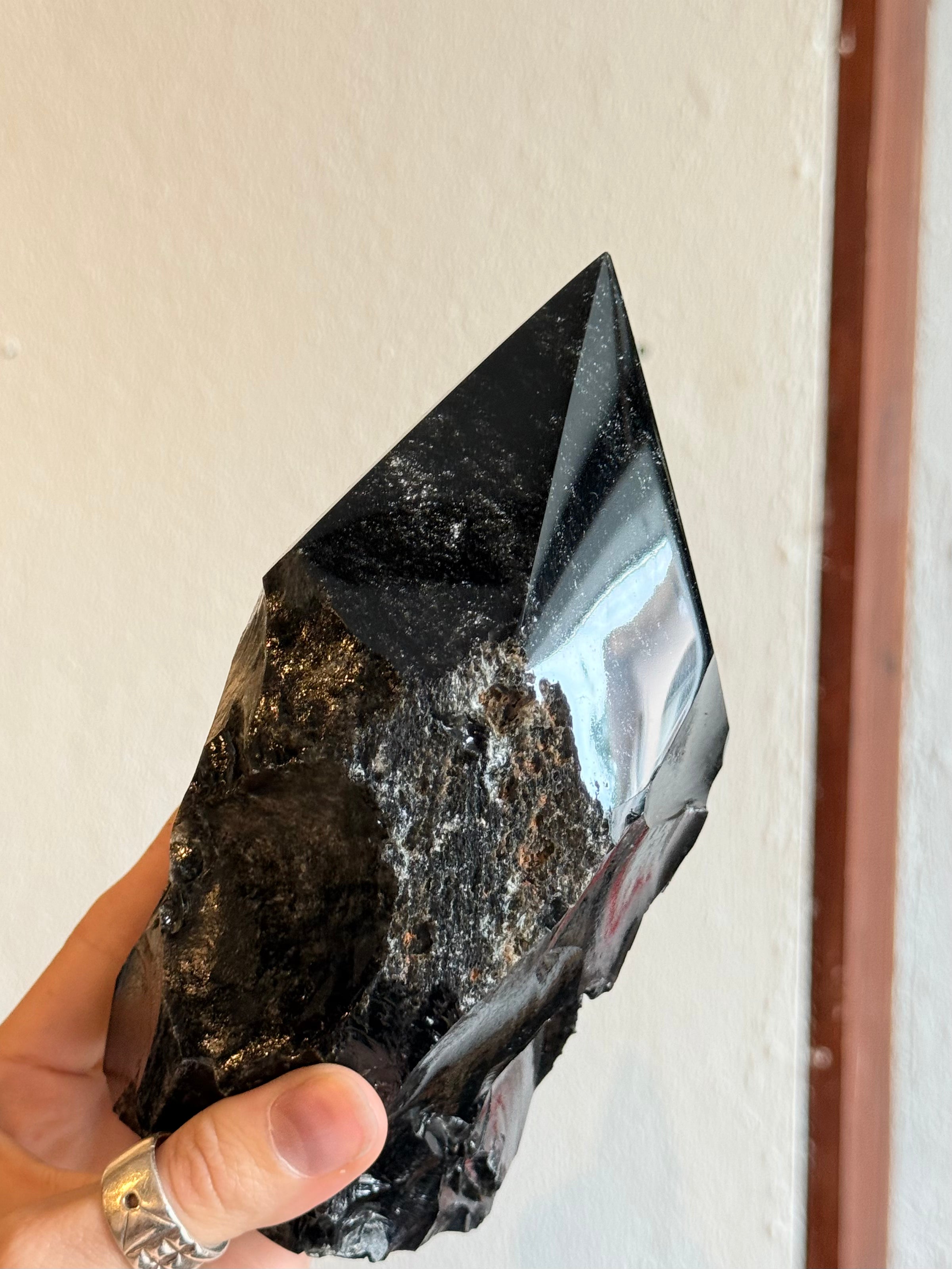 Punta de Obsidiana Negra Tallada / Carved Black Obsidian Point