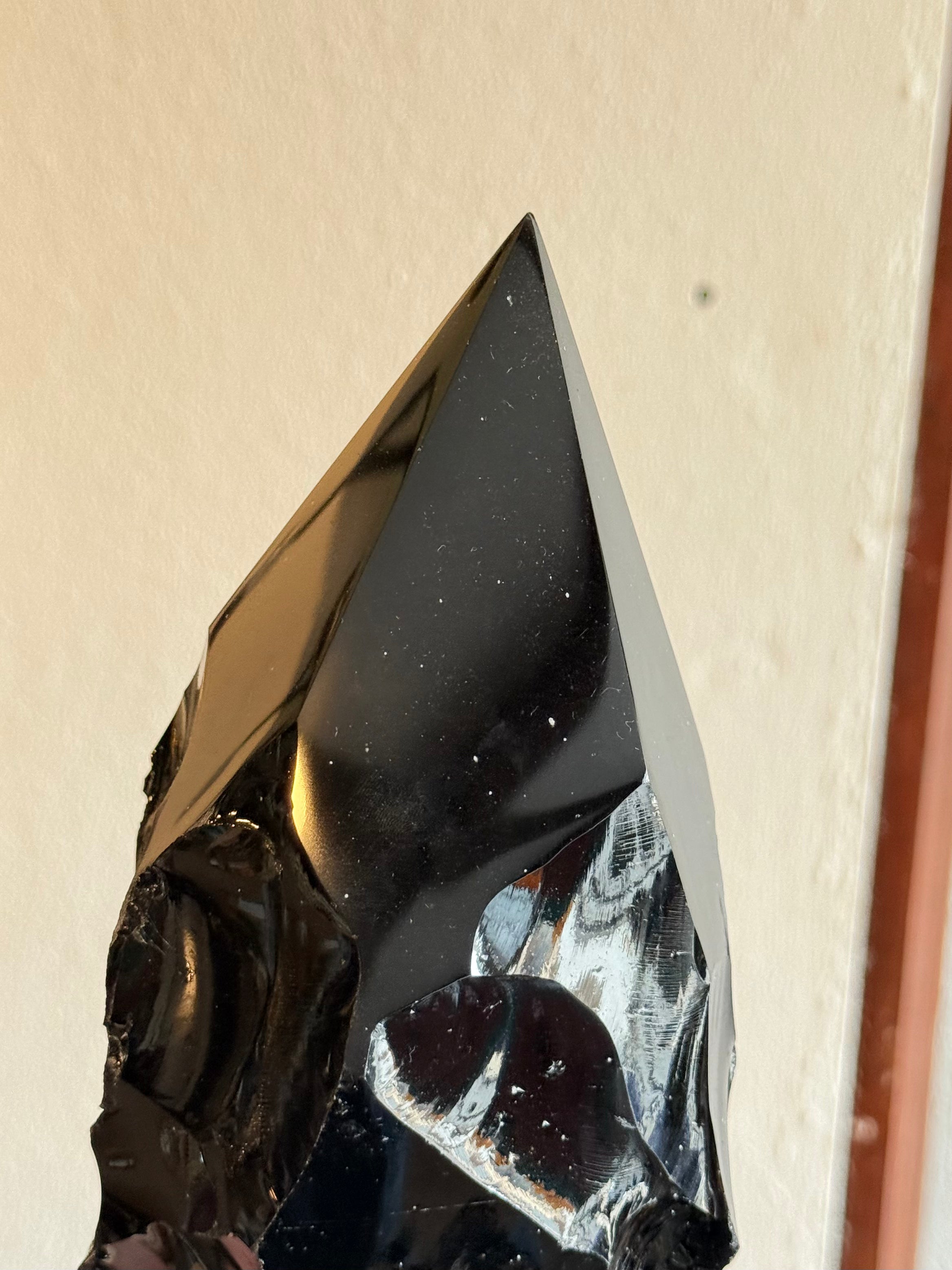 Punta de Obsidiana Negra Tallada / Carved Black Obsidian Point
