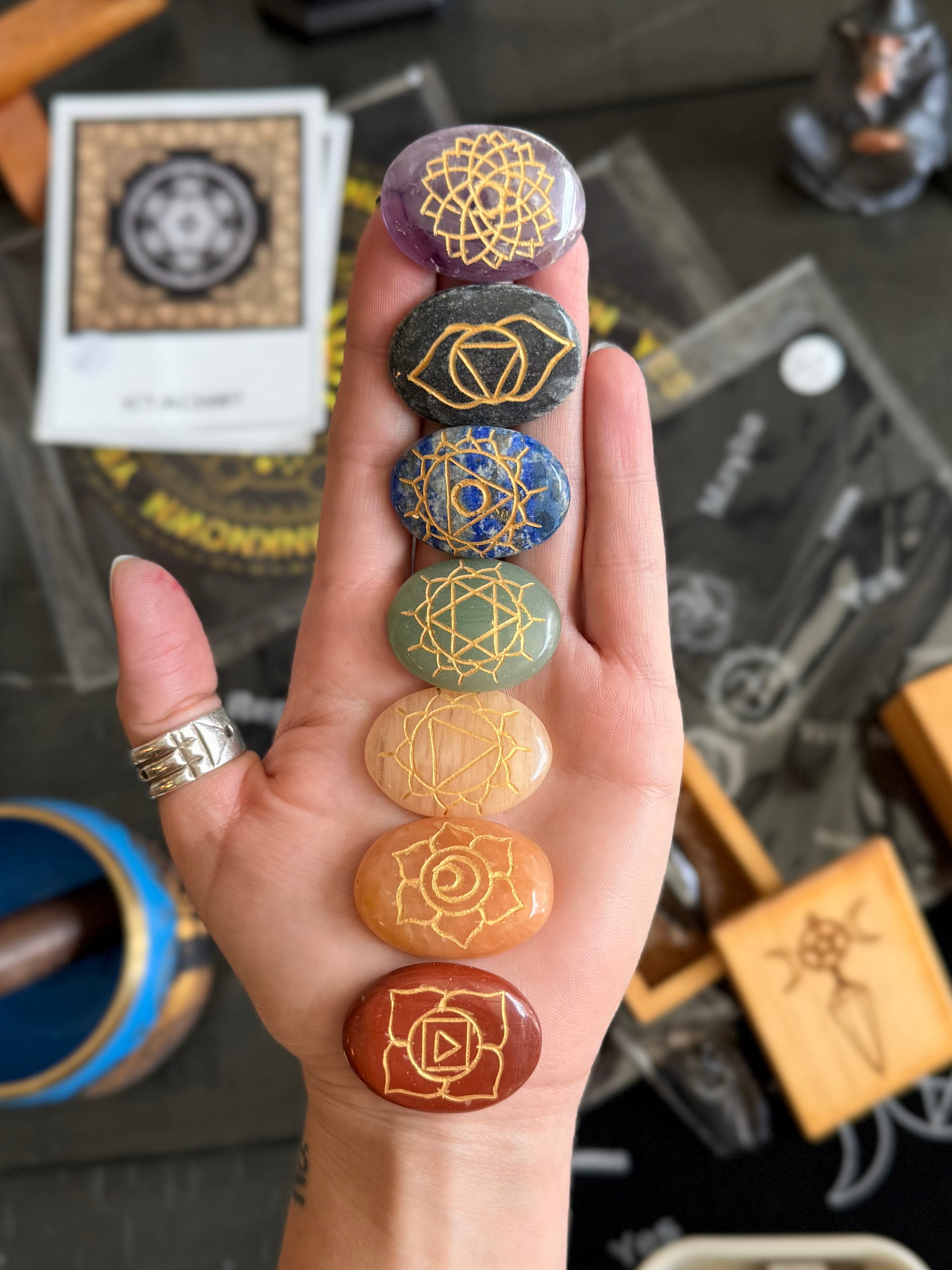 Set de Piedras de Chakras Grabadas / Engraved Chakra Stone Set