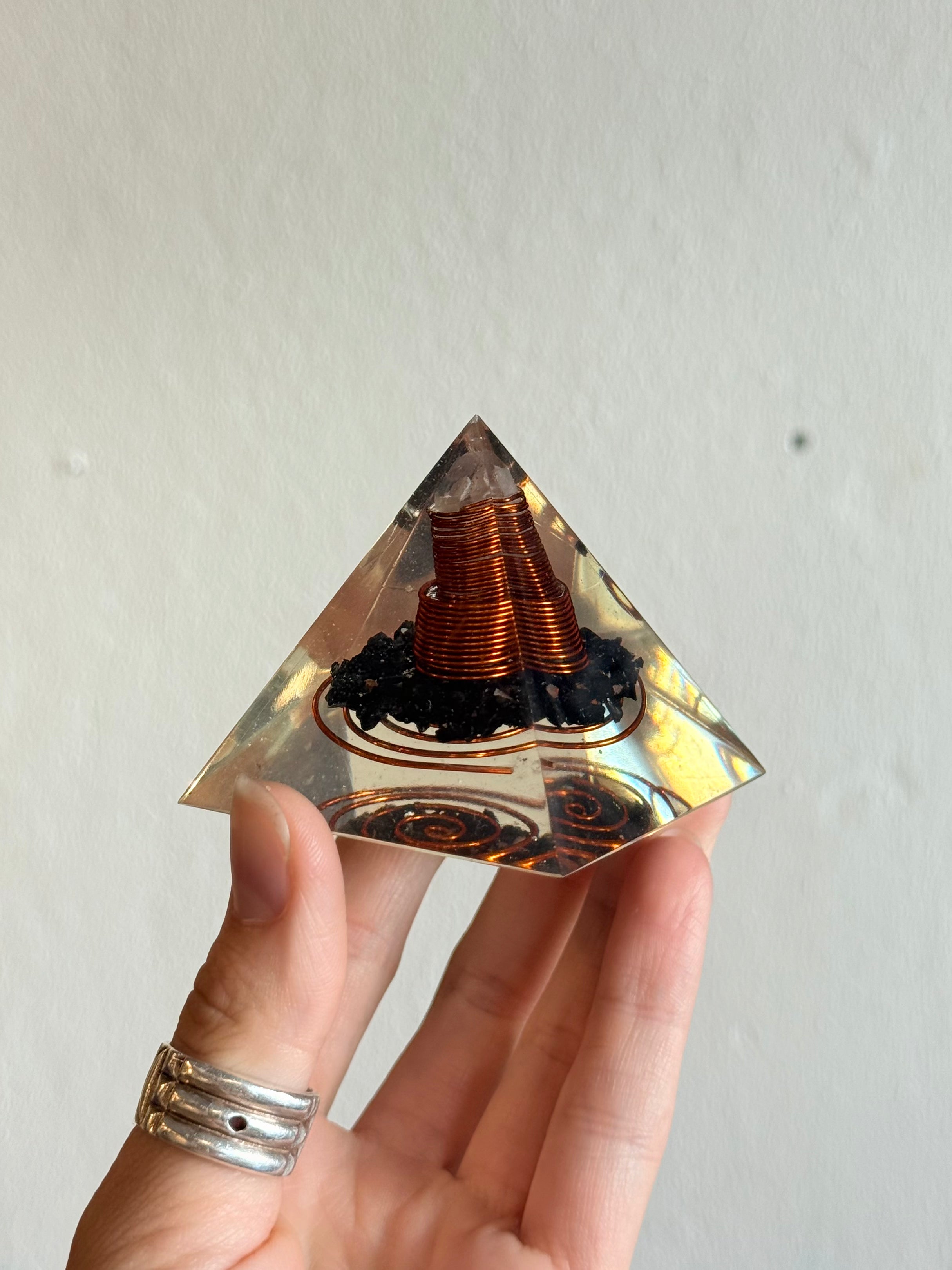 Orgonita de Turmalina Negra / Black Tourmaline Orgonite Pyramid