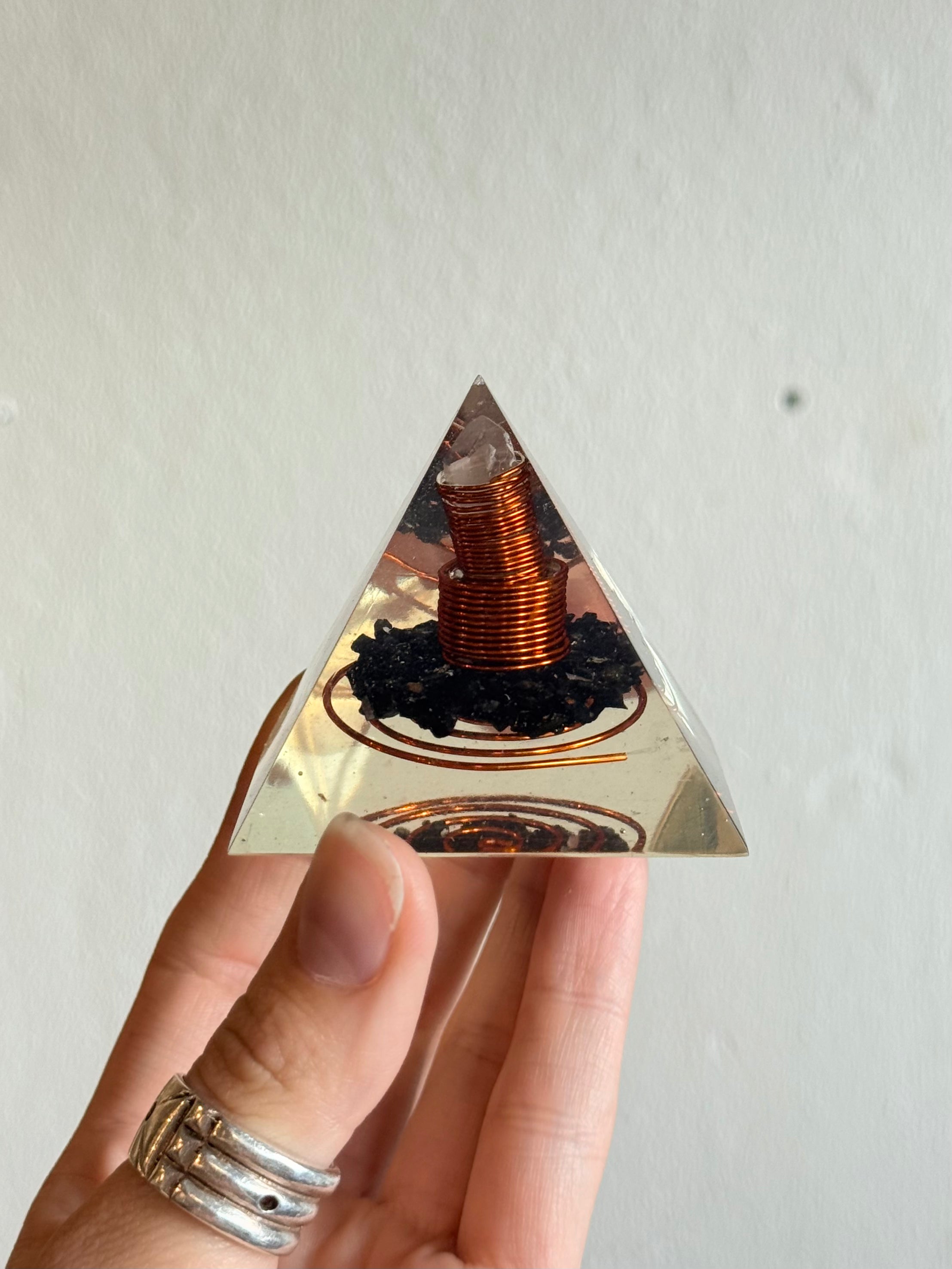 Orgonita de Turmalina Negra / Black Tourmaline Orgonite Pyramid