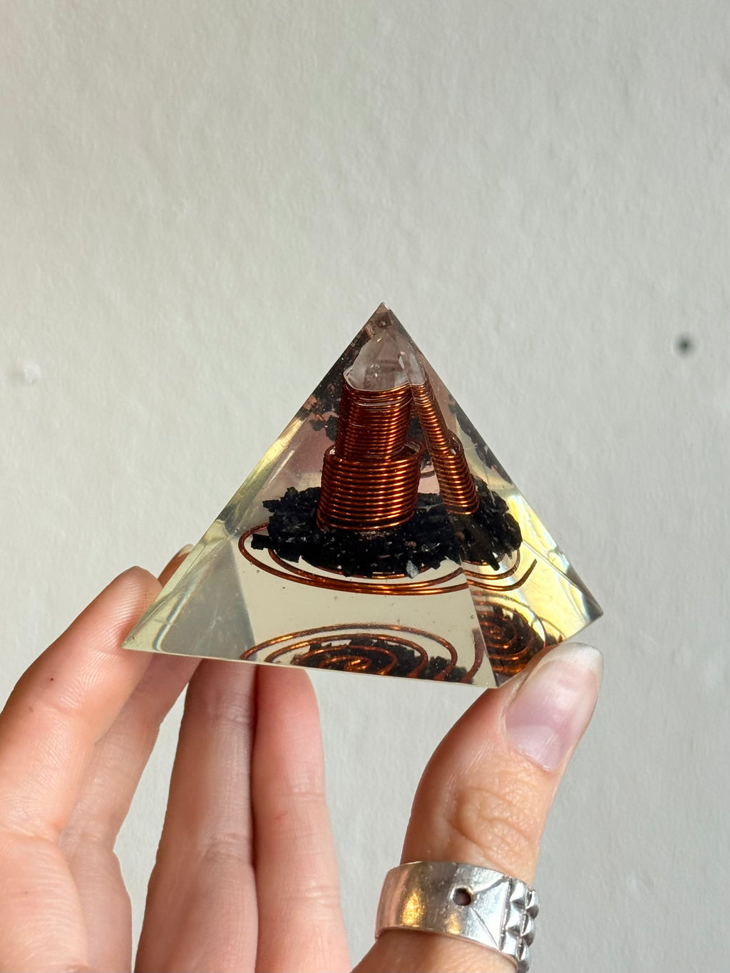 Orgonita de Turmalina Negra / Black Tourmaline Orgonite Pyramid