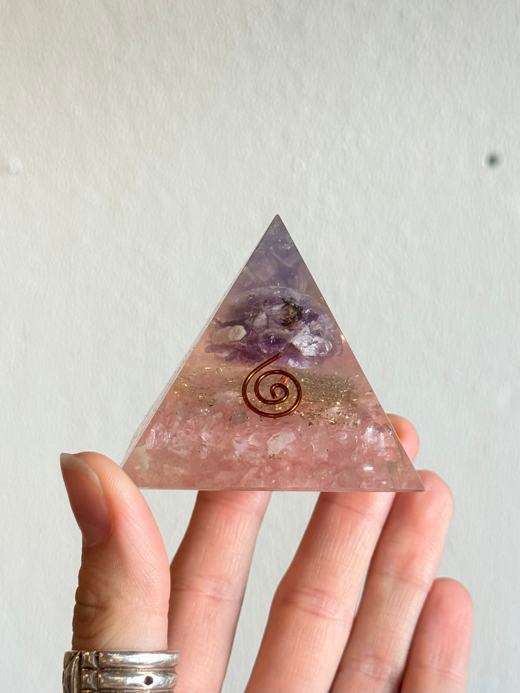 Orgonita de Amatista y Cuarzo Rosado / Amethyst & Rose Quartz Orgonite Pyramid