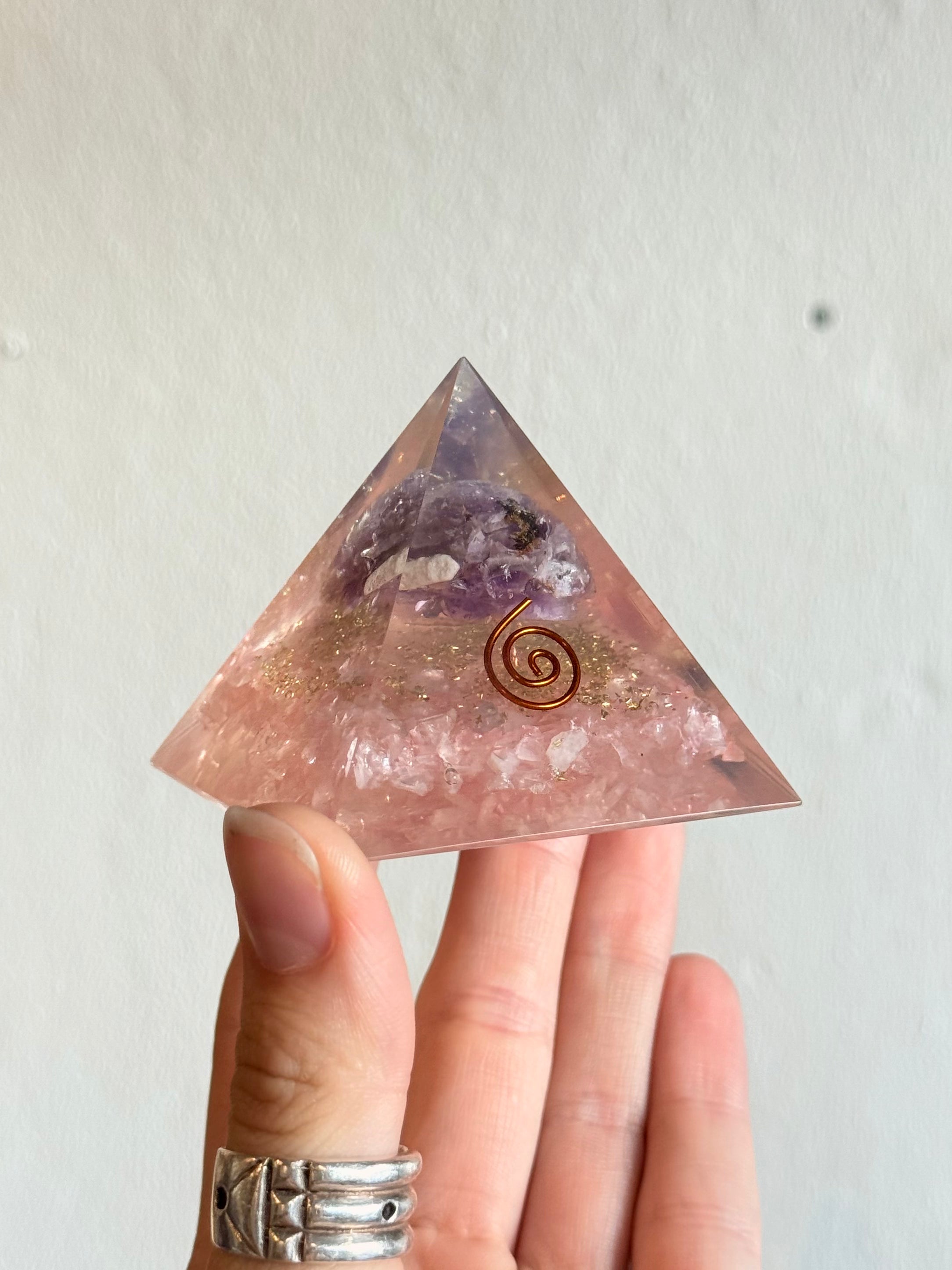 Orgonita de Amatista y Cuarzo Rosado / Amethyst & Rose Quartz Orgonite Pyramid