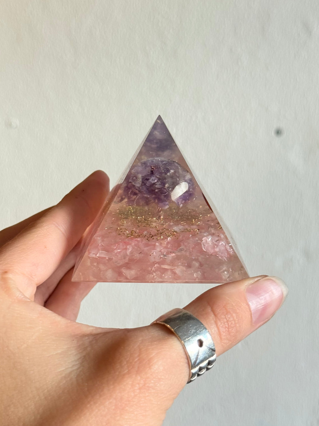 Orgonita de Amatista y Cuarzo Rosado / Amethyst & Rose Quartz Orgonite Pyramid