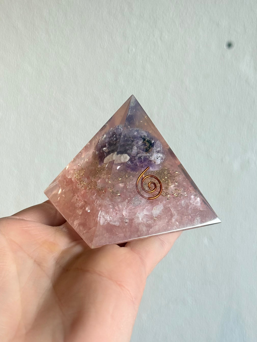 Orgonita de Amatista y Cuarzo Rosado / Amethyst & Rose Quartz Orgonite Pyramid