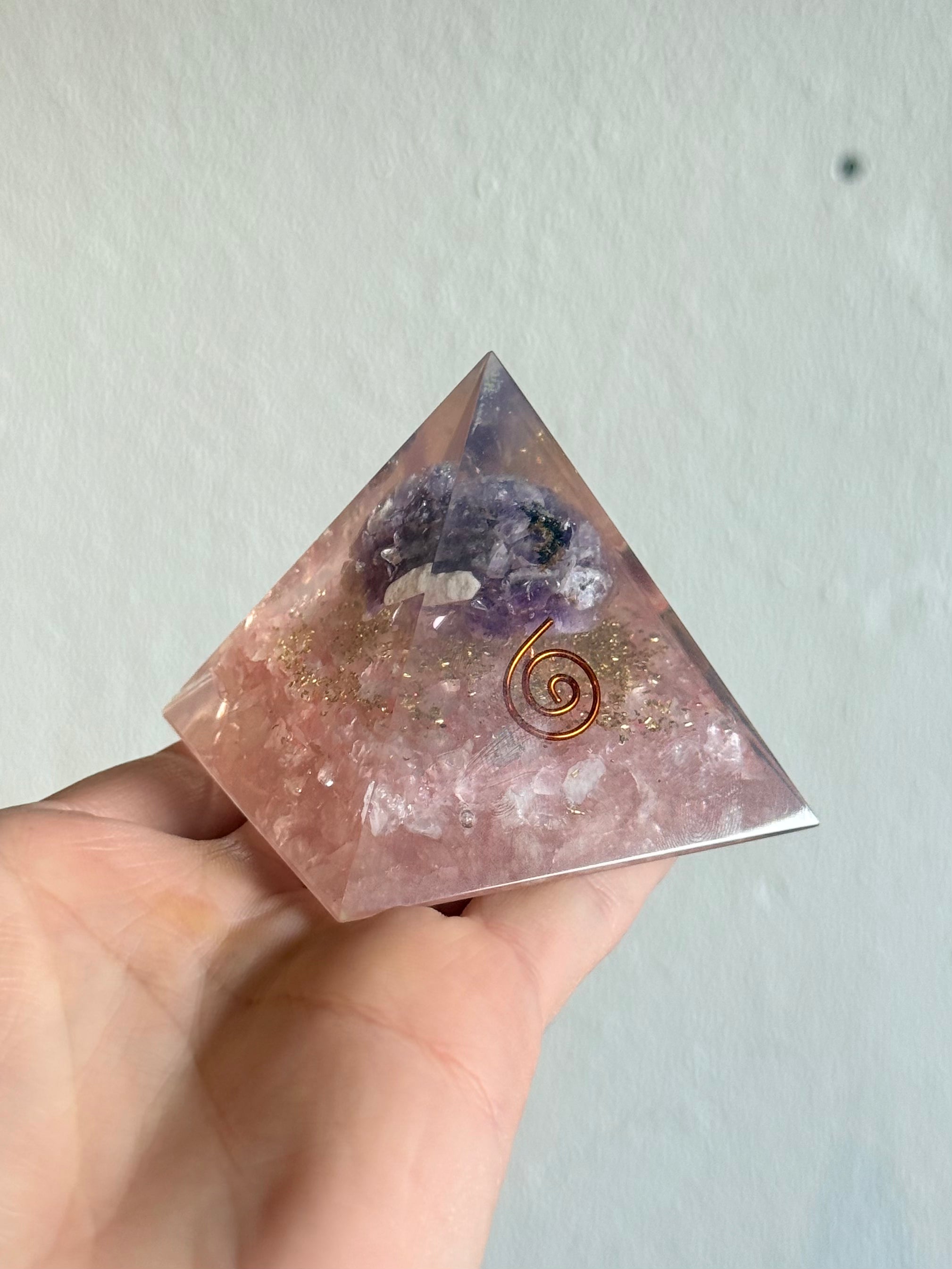 Orgonita de Amatista y Cuarzo Rosado / Amethyst & Rose Quartz Orgonite Pyramid