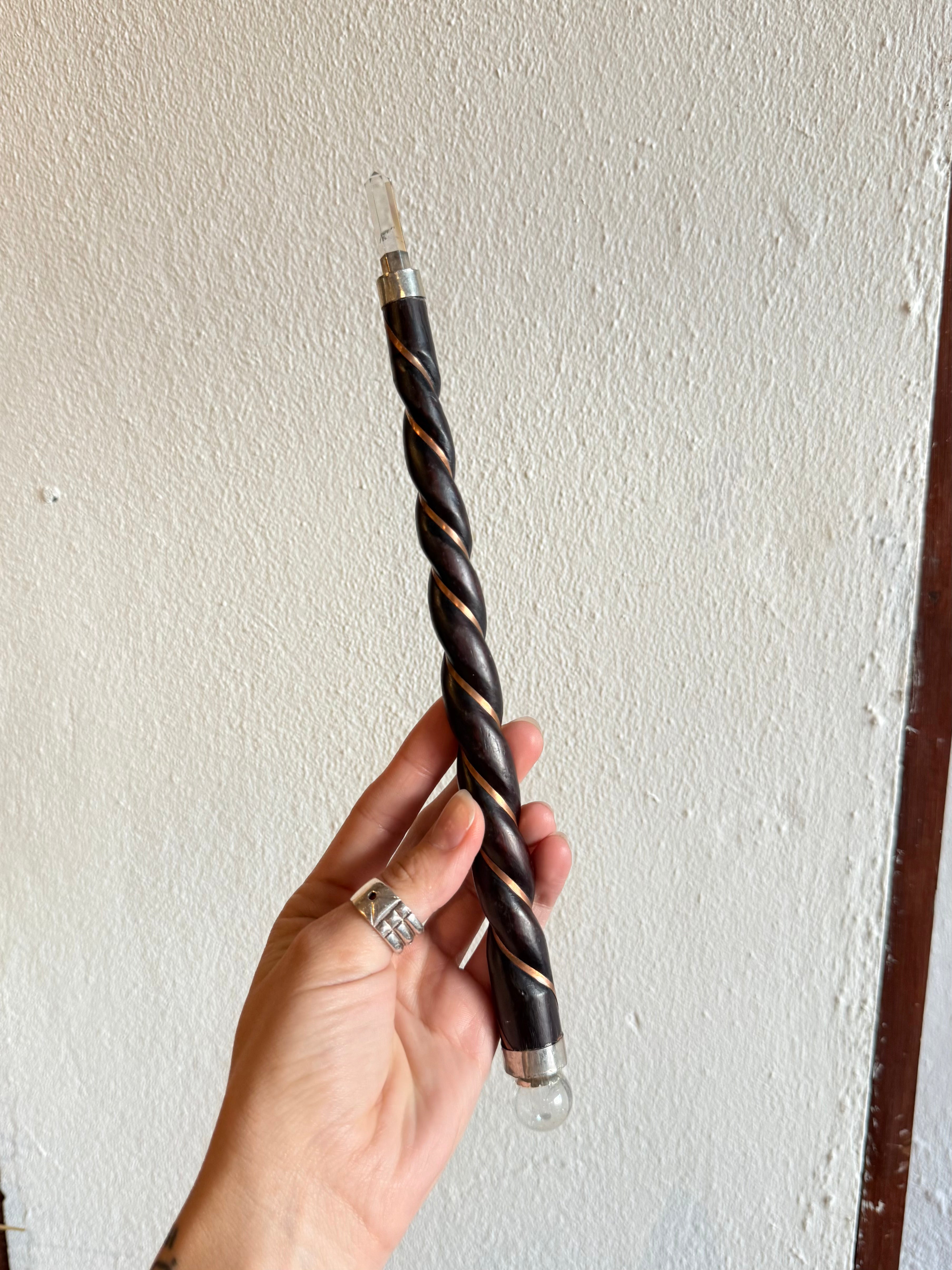 Varita de Madera con Cobre y Cuarzo Cristal | Wooden Wand with Copper & Clear Quartz