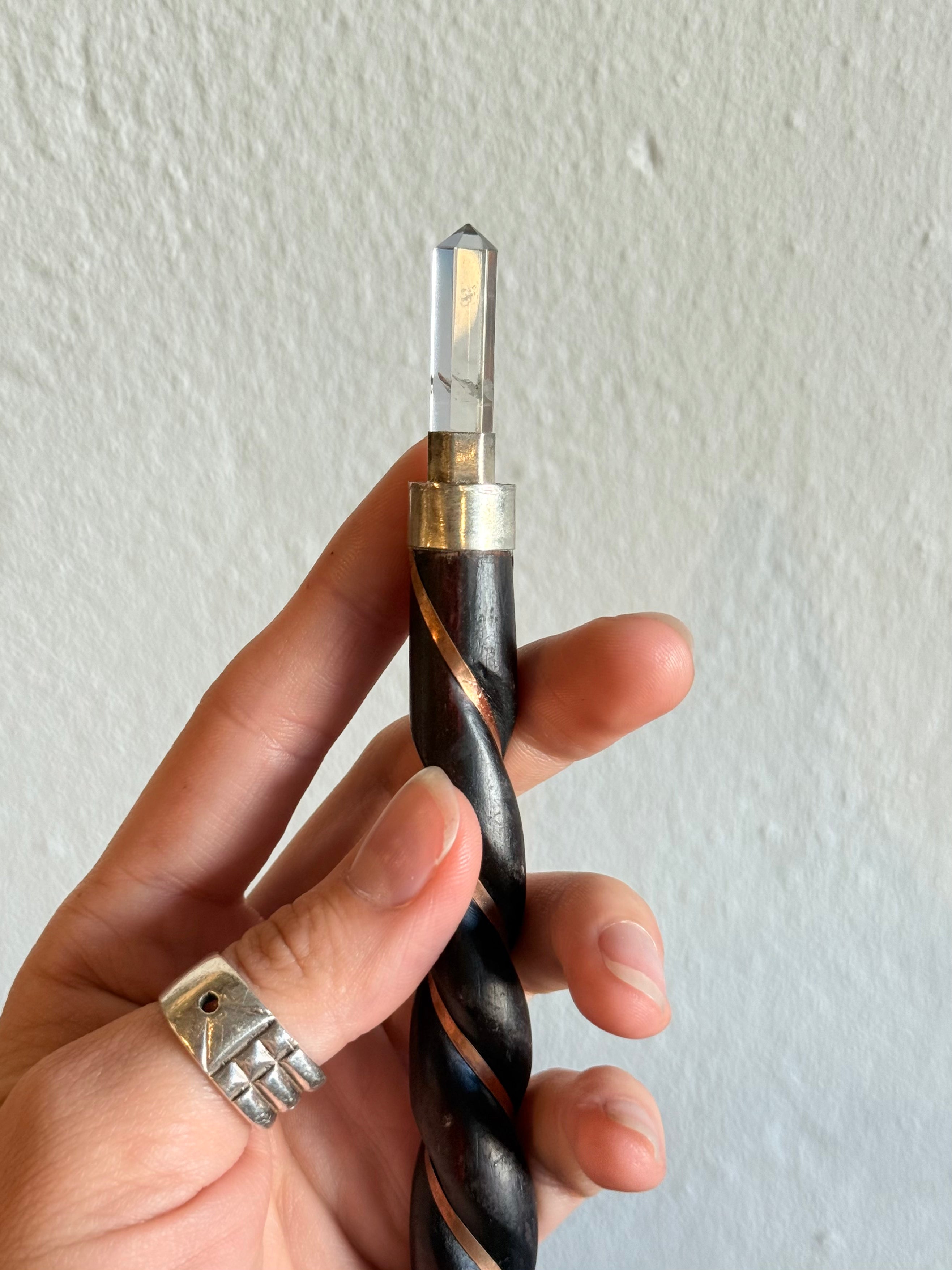 Varita de Madera con Cobre y Cuarzo Cristal | Wooden Wand with Copper & Clear Quartz