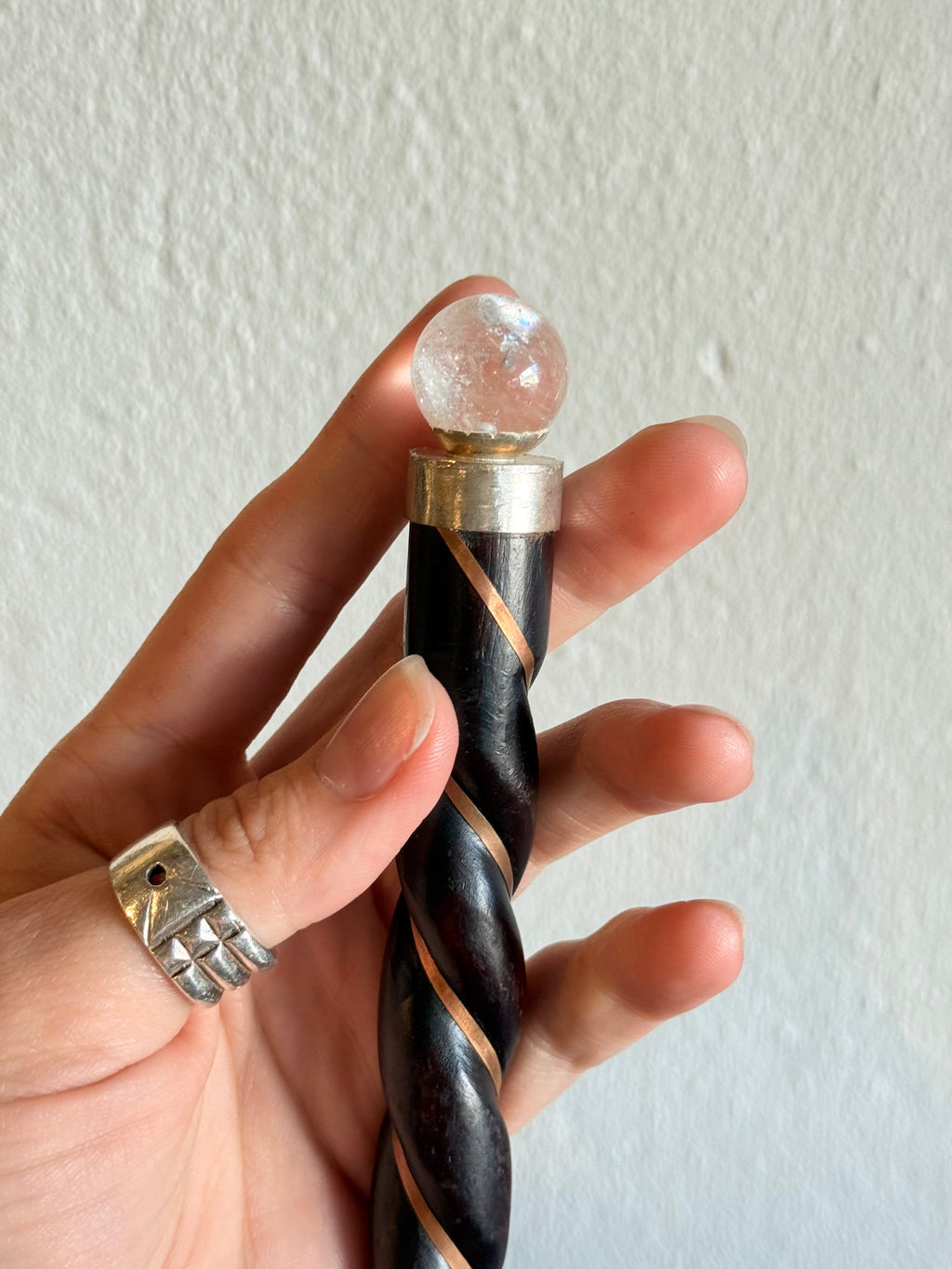 Varita de Madera con Cobre y Cuarzo Cristal | Wooden Wand with Copper & Clear Quartz