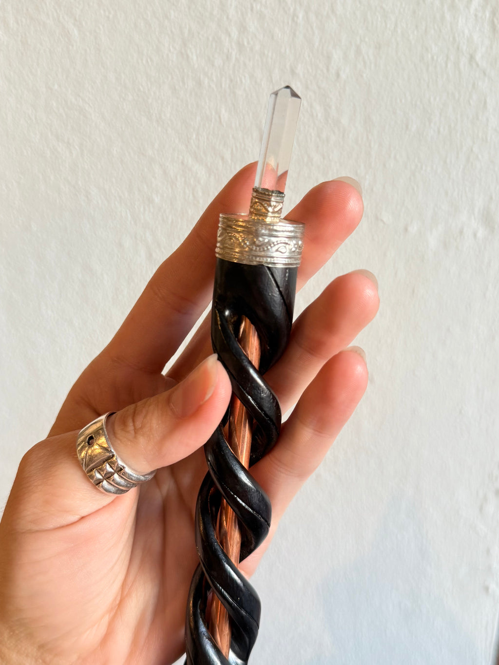 Varita de Madera con Cobre y Cuarzo Cristal | Wooden Wand with Copper & Clear Quartz (Copy)