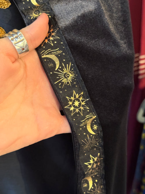 Capa de Terciopelo Negro con Lunas y Estrellas / Black Velvet Moon & Stars Cloak/coven wear