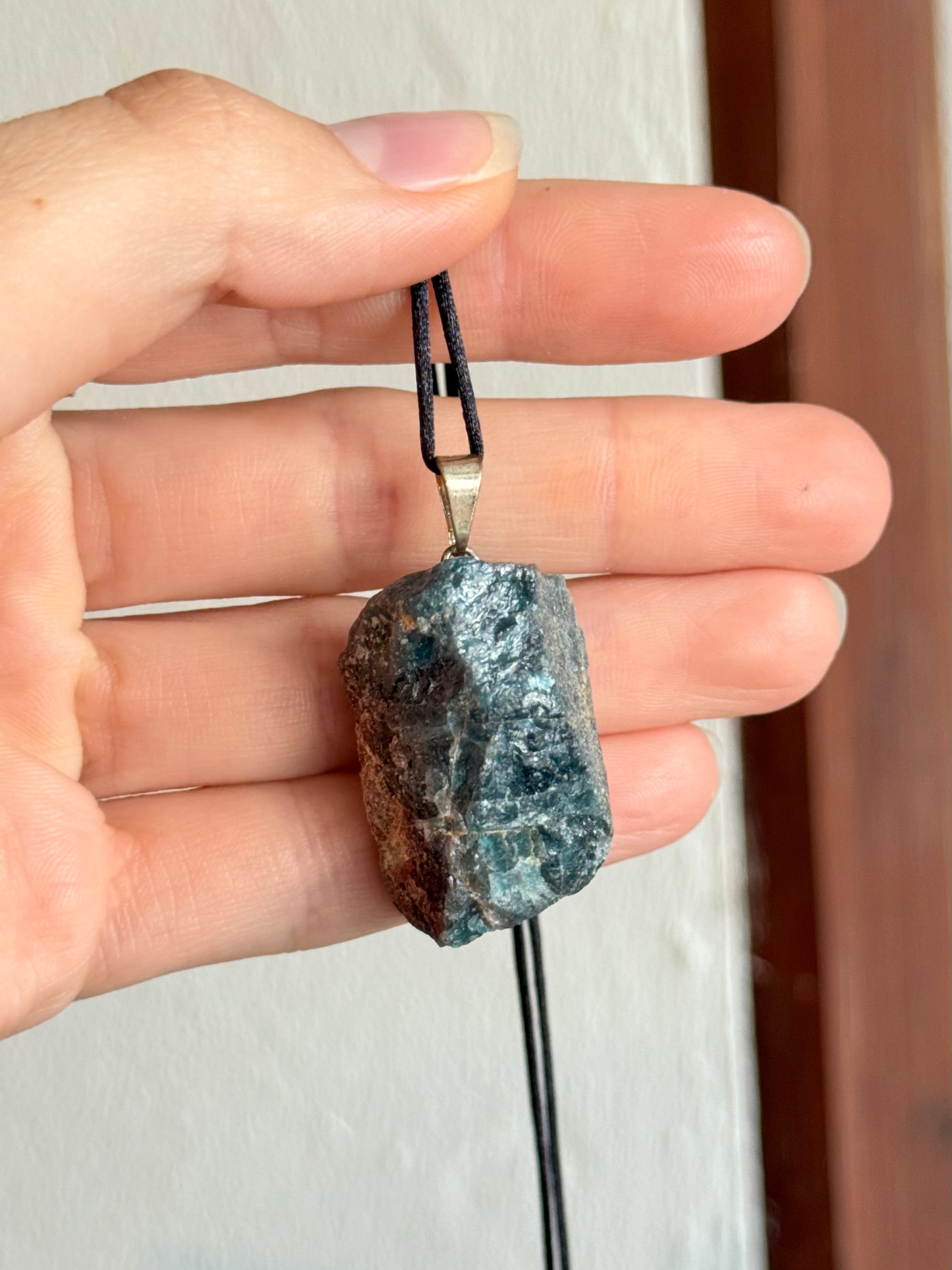 Colgante de Apatita Azul en Bruto / Raw Blue Apatite Pendant