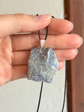 Colgante de Cuarzo Azul en Bruto / Raw Blue Quartz Pendant