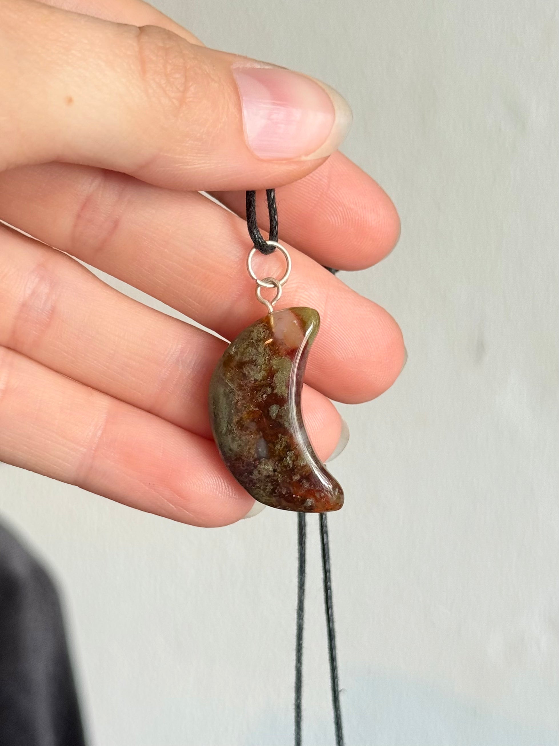 Colgante de Media Luna de Ágata Fancy / Fancy Agate Moon Pendant