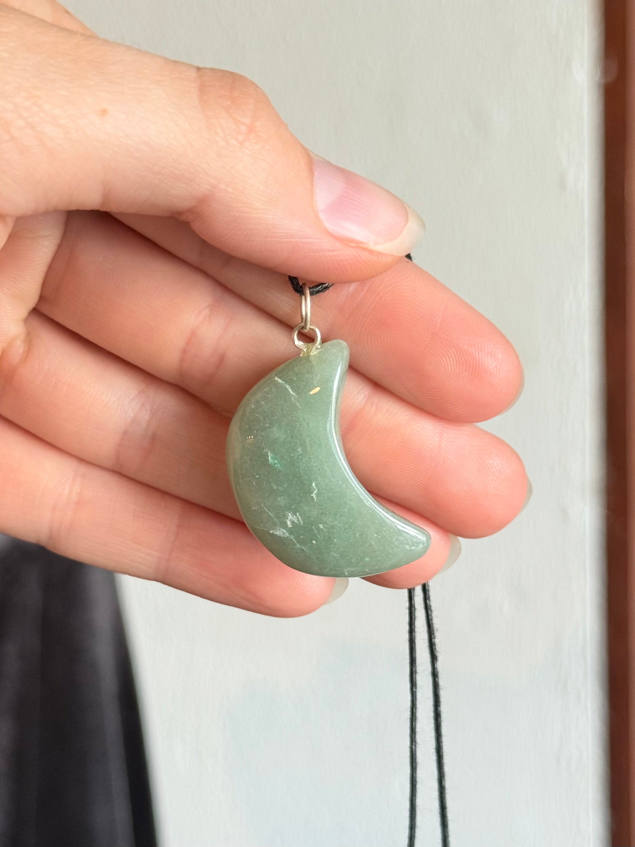 Pendiente Media Luna de Aventurina Verde / Green Aventurine Crescent Moon Pendant