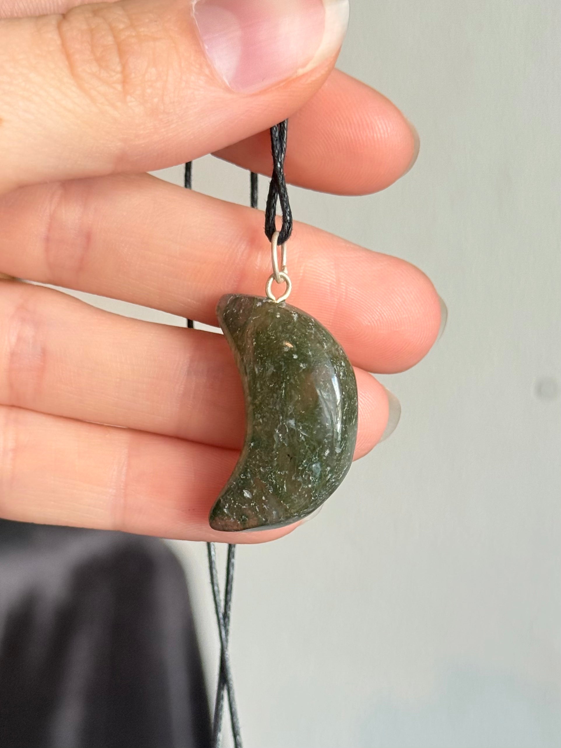 Colgante / Pendiente Media Luna de Ágata Musgosa / Moss Agate Crescent Moon Pendant