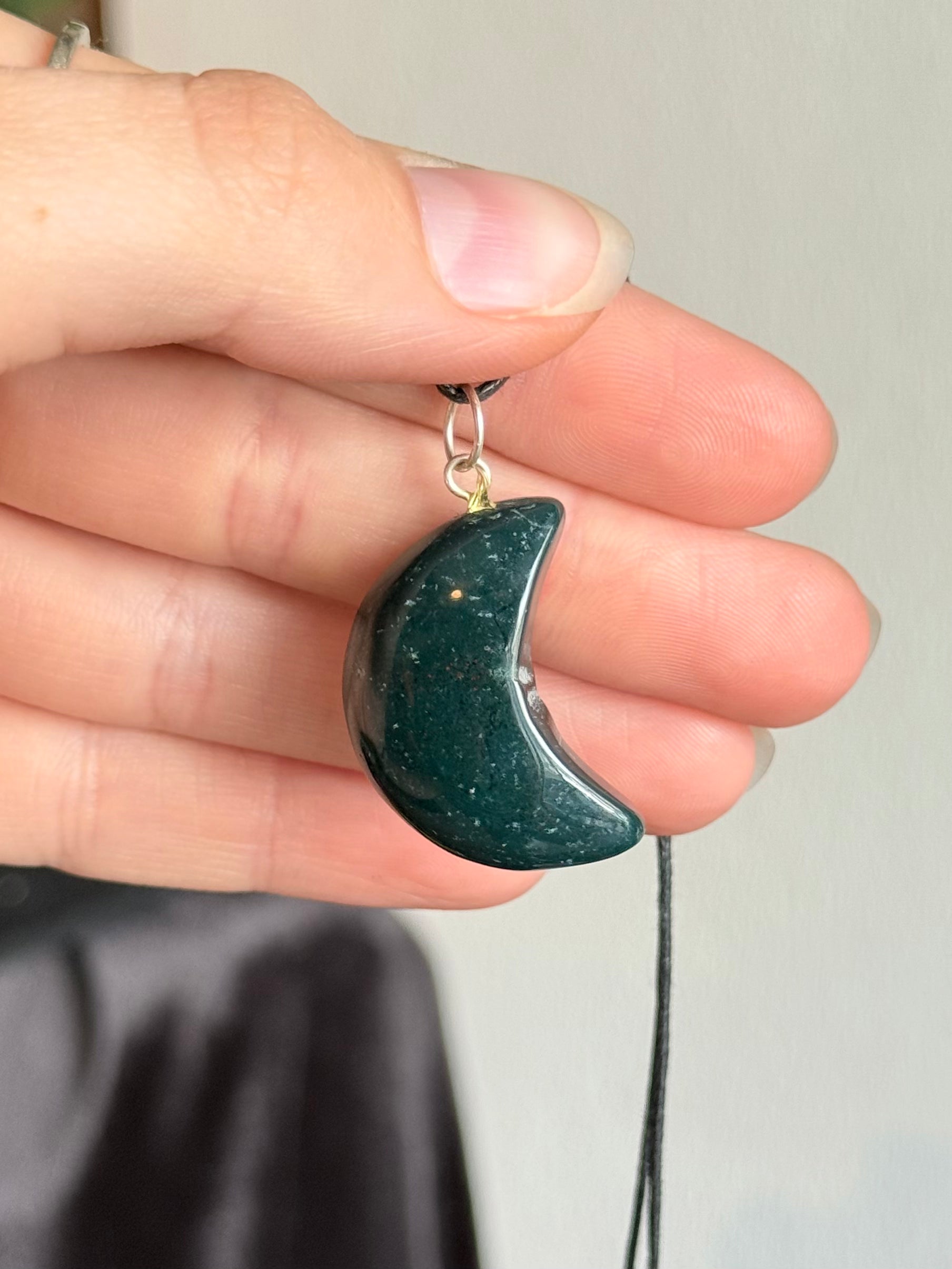 Colgante / Pendiente Media Luna de Bloodstone / Bloodstone Crescent Moon Pendant