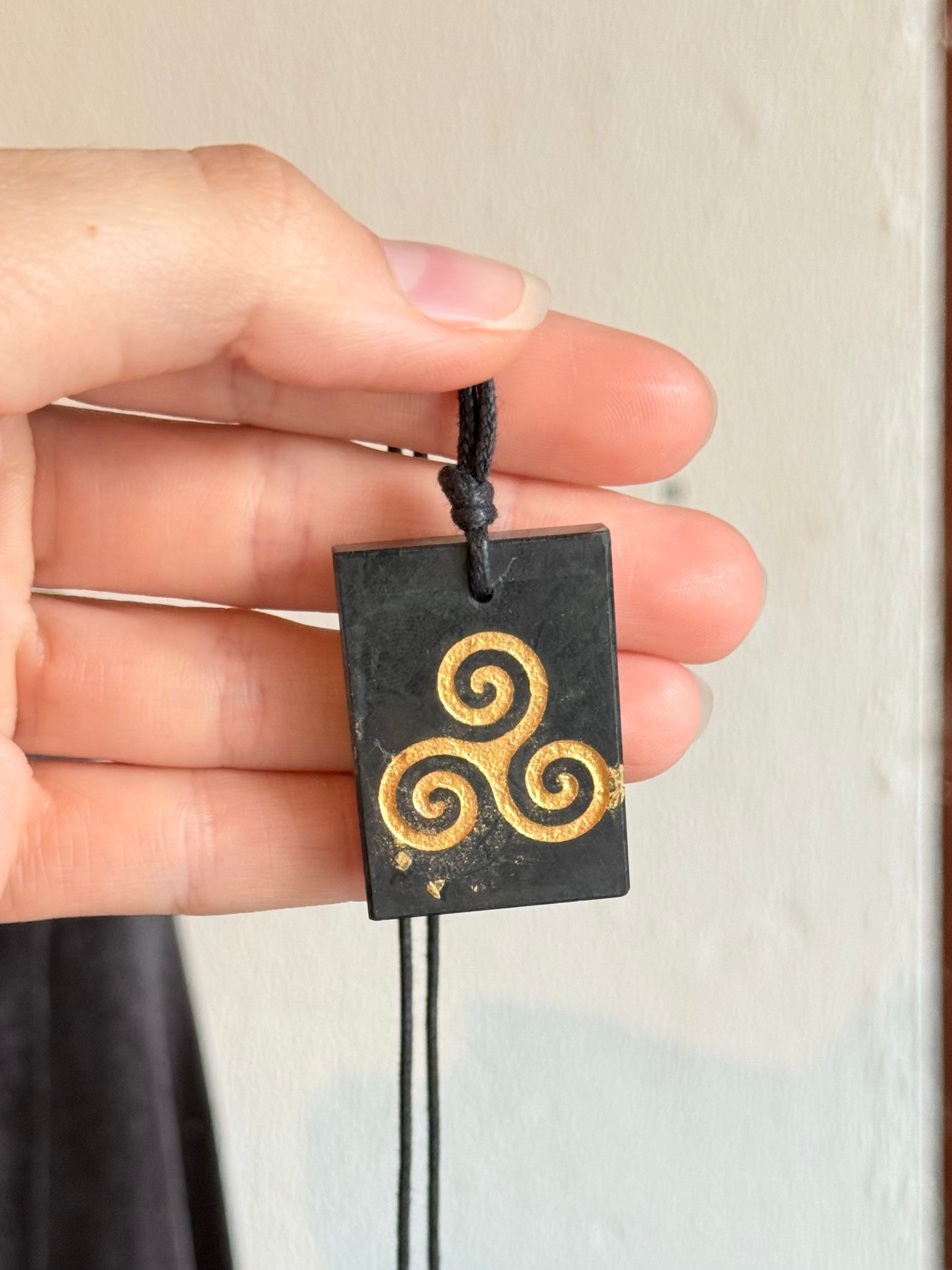 Colgante de Shungita con Trisquel / Shungite Triskele Pendant