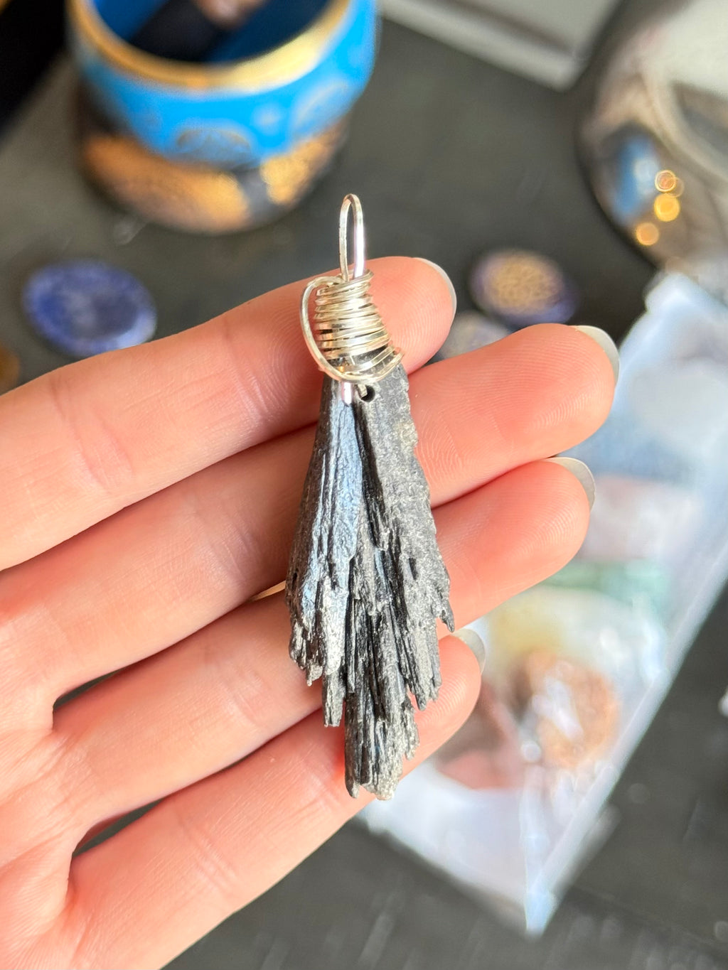Colgante Escoba de Bruja de Cianita Negra con Alambre de Plata 925 / Black Kyanite Witch’s Broom Pendant with Sterling Silver 925 Wire