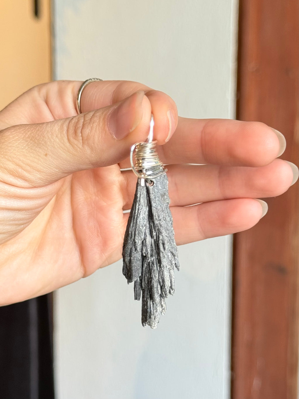 Colgante Escoba de Bruja de Cianita Negra con Alambre de Plata 925 / Black Kyanite Witch’s Broom Pendant with Sterling Silver 925 Wire