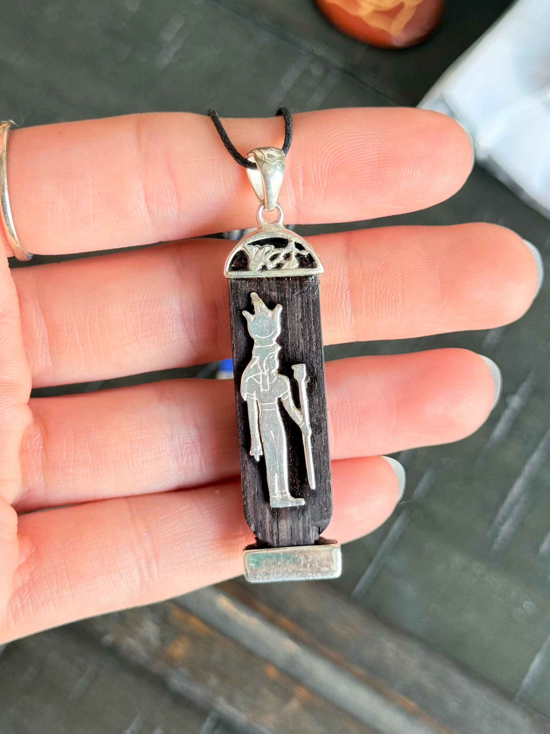 Colgante Cartucho Egipcio de Madera de Ébano con 4 Símbolos Sagrados / Ebony Wood Egyptian Cartouche Pendant with 4 Sacred Symbols