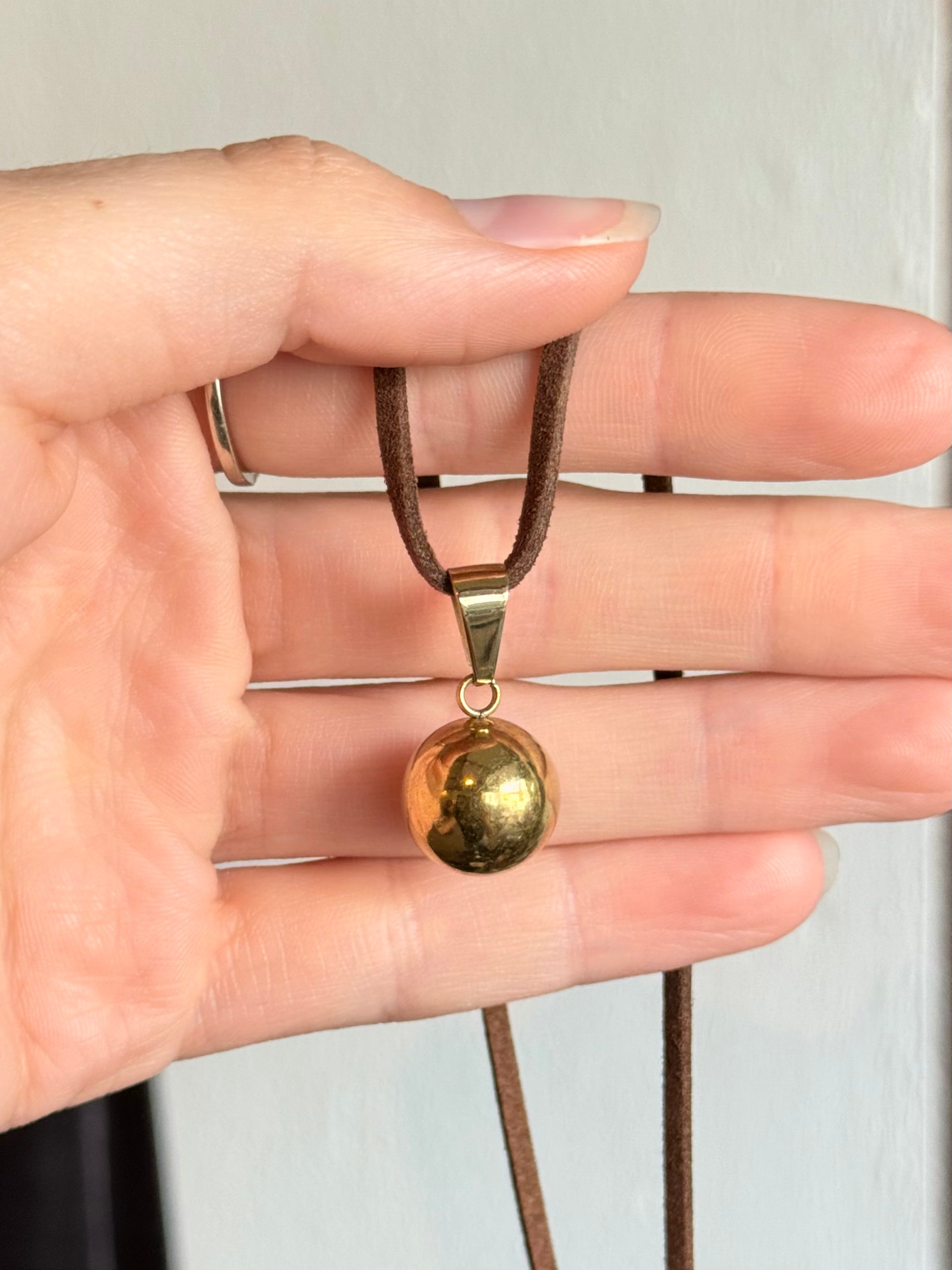 Golden Sphere Pendant with Cord / Colgante Esfera Dorada con Cordón
