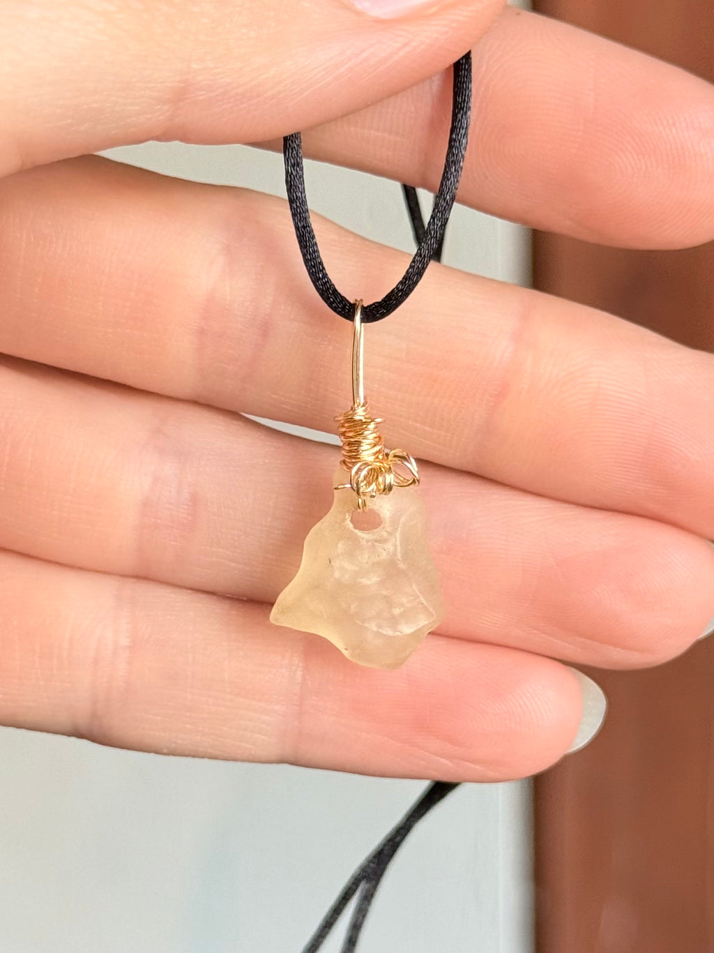 Libyan Desert Glass Pendant with Gold-Plated Wire / Colgante de Vidrio del Desierto de Libia con Alambre Gold-Plated