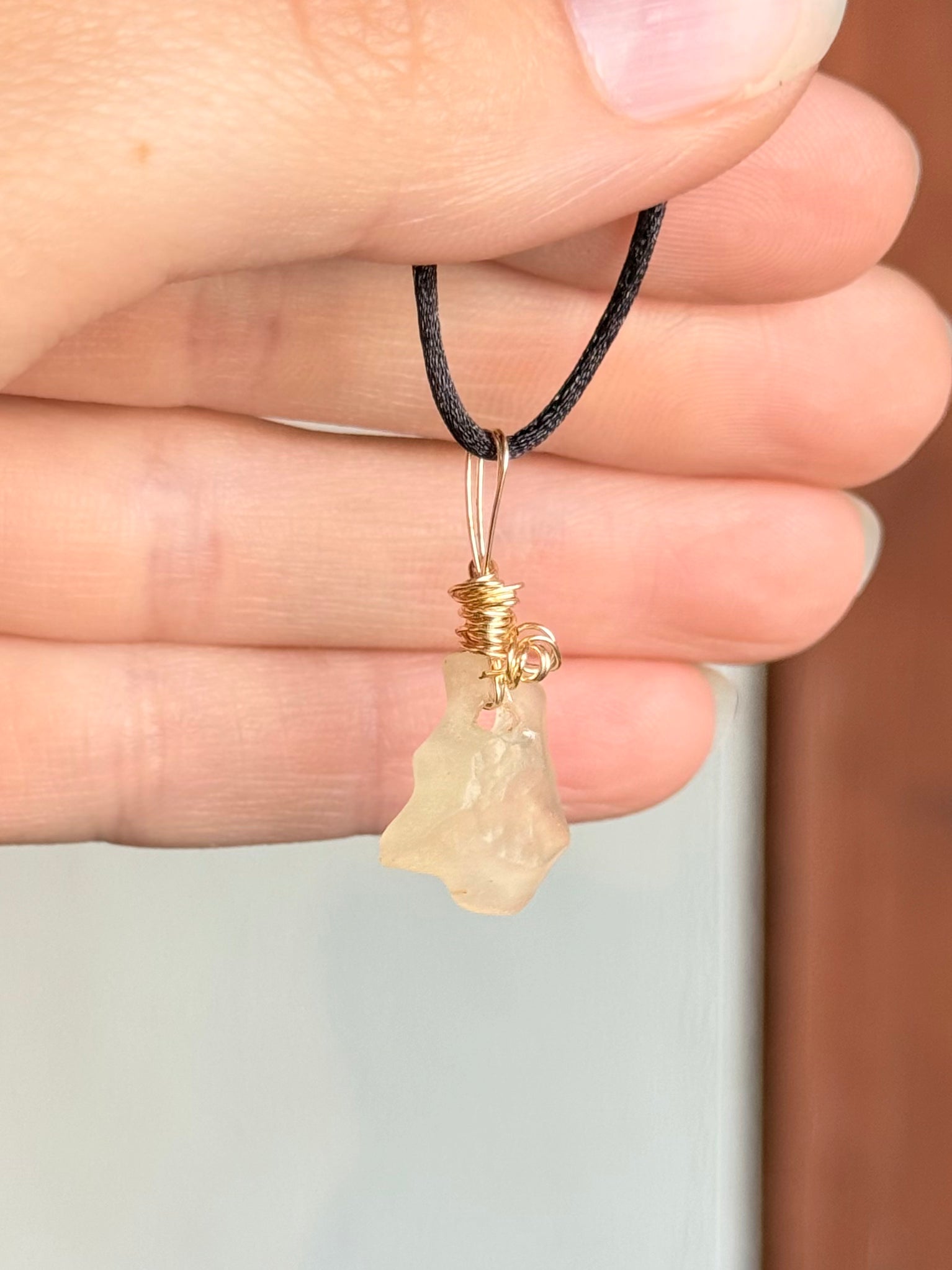 Libyan Desert Glass Pendant with Gold-Plated Wire / Colgante de Vidrio del Desierto de Libia con Alambre Gold-Plated